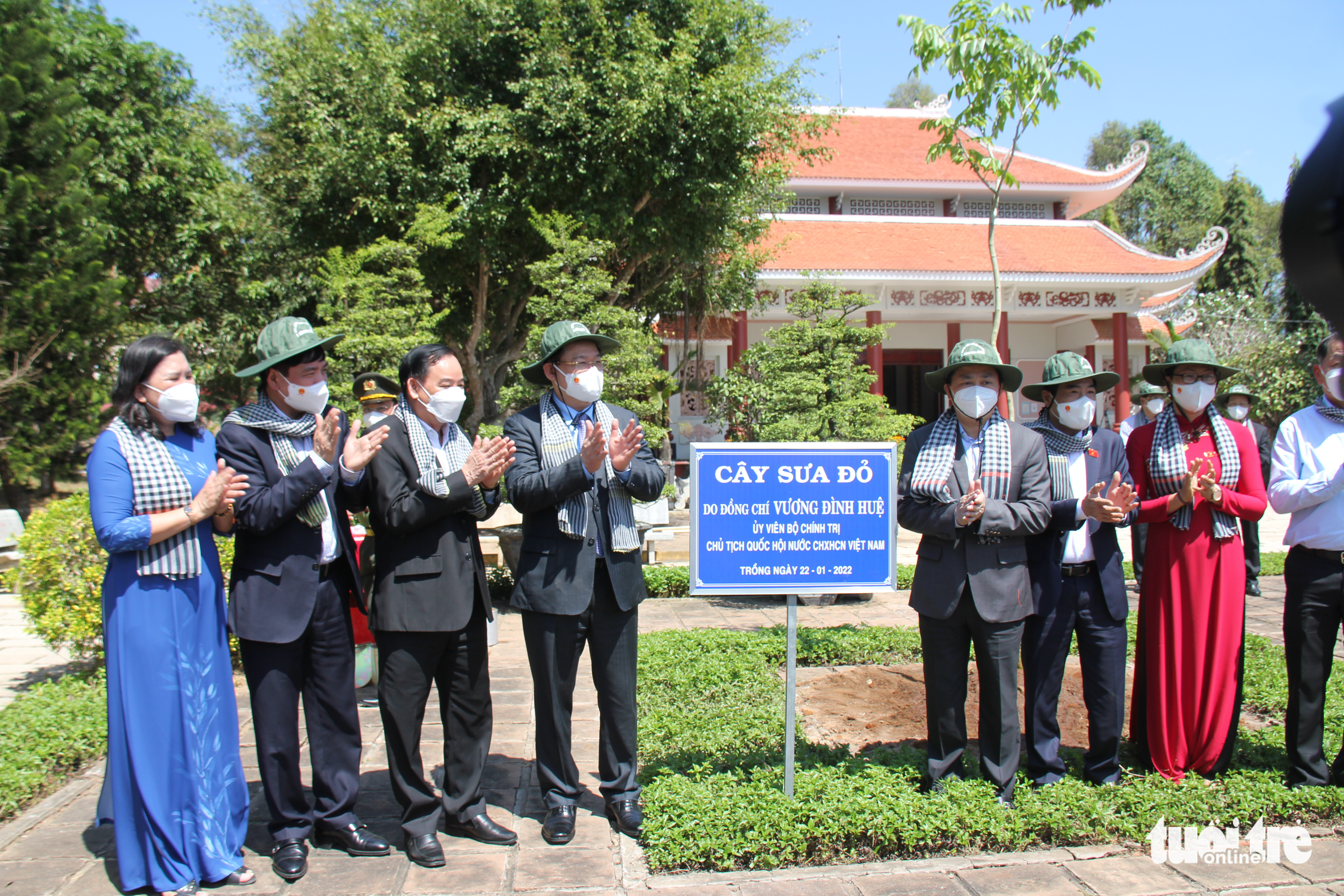 Chủ tịch Quốc hội Vương Đình Huệ chúc Tết và trao quà tại Bến Tre - Ảnh 3.