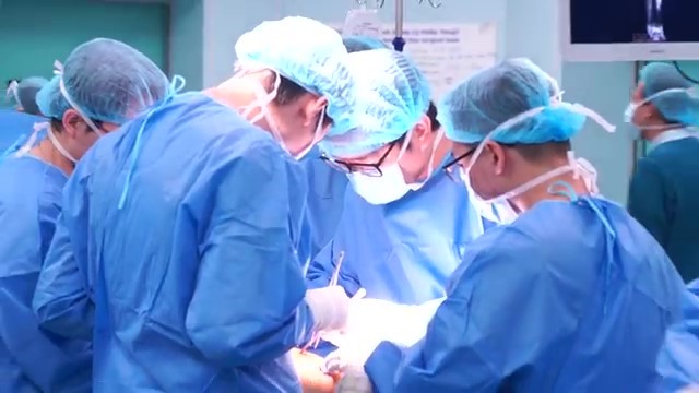 VinMec áp dụng thành công kỹ thuật ghép xương tự thân cho bệnh nhân ung thư xương - Ảnh 1. VinMec áp dụng thành công kỹ thuật ghép xương tự thân cho bệnh nhân ung thư xương - Ảnh 1.
