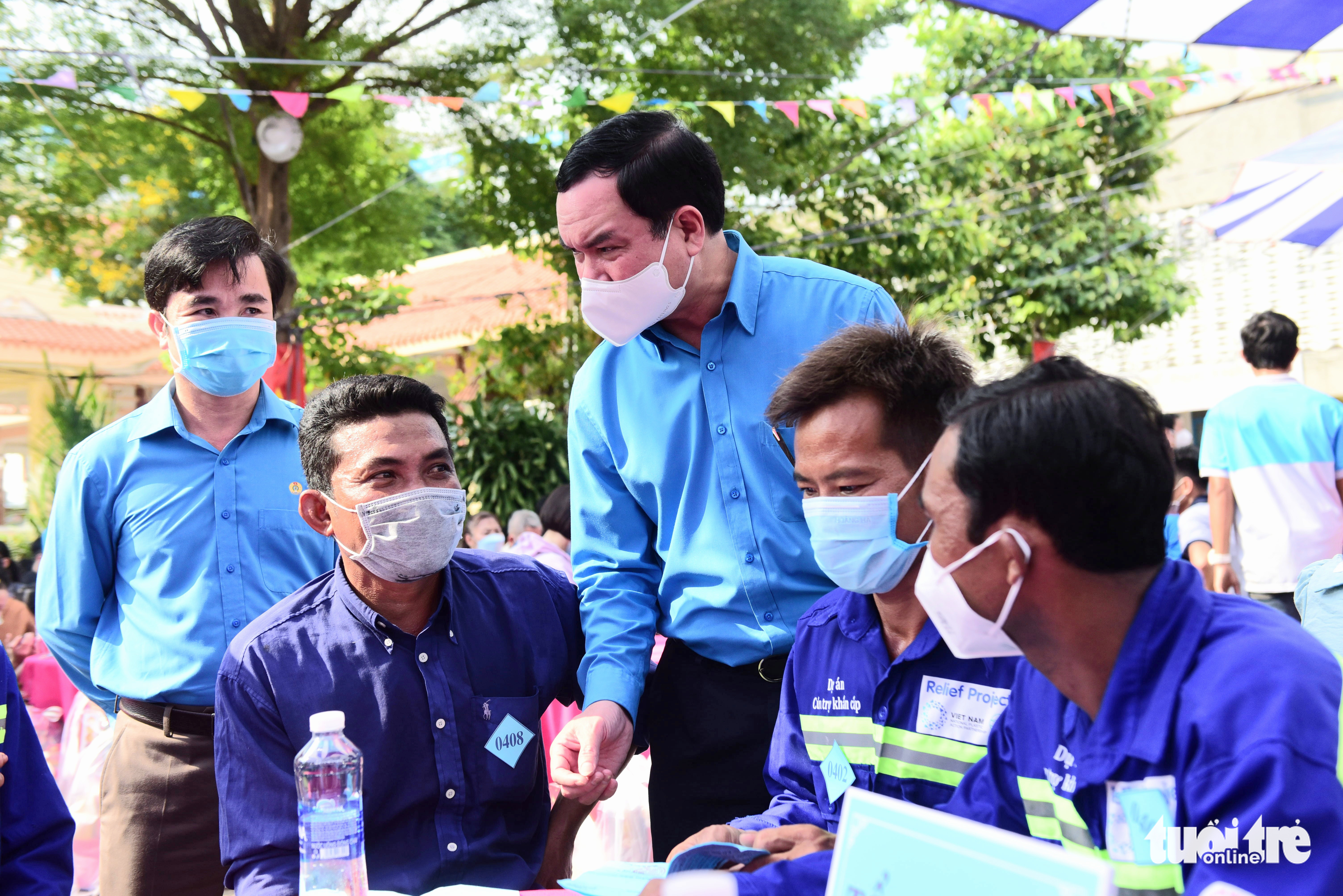 Chủ tịch nước Nguyễn Xuân Phúc chúc Tết người lao động ở TP Thủ Đức - Ảnh 2. Chủ tịch nước Nguyễn Xuân Phúc chúc Tết người lao động ở TP Thủ Đức - Ảnh 2.