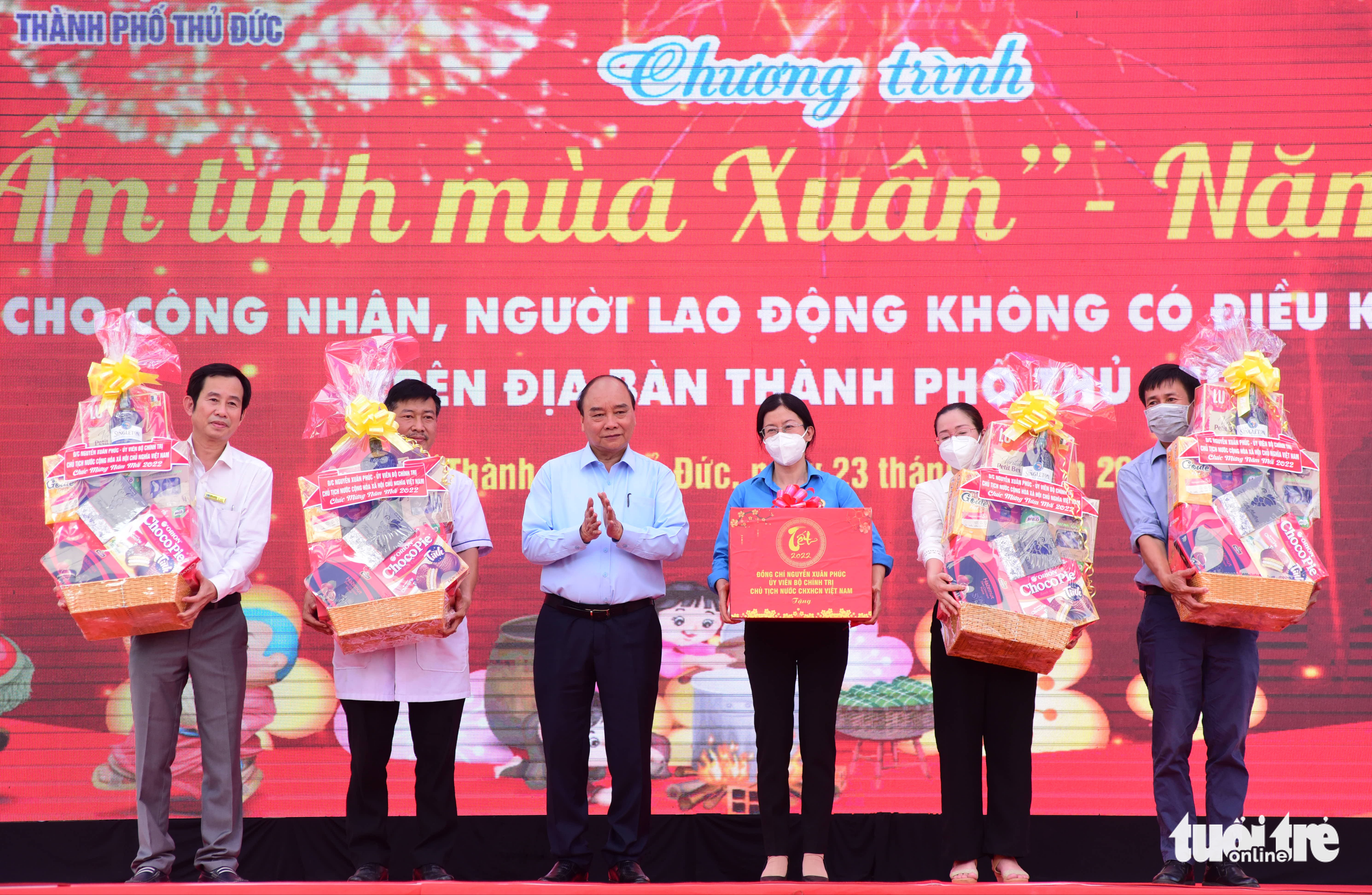 Chủ tịch nước Nguyễn Xuân Phúc chúc Tết người lao động ở TP Thủ Đức - Ảnh 3. Chủ tịch nước Nguyễn Xuân Phúc chúc Tết người lao động ở TP Thủ Đức - Ảnh 3.