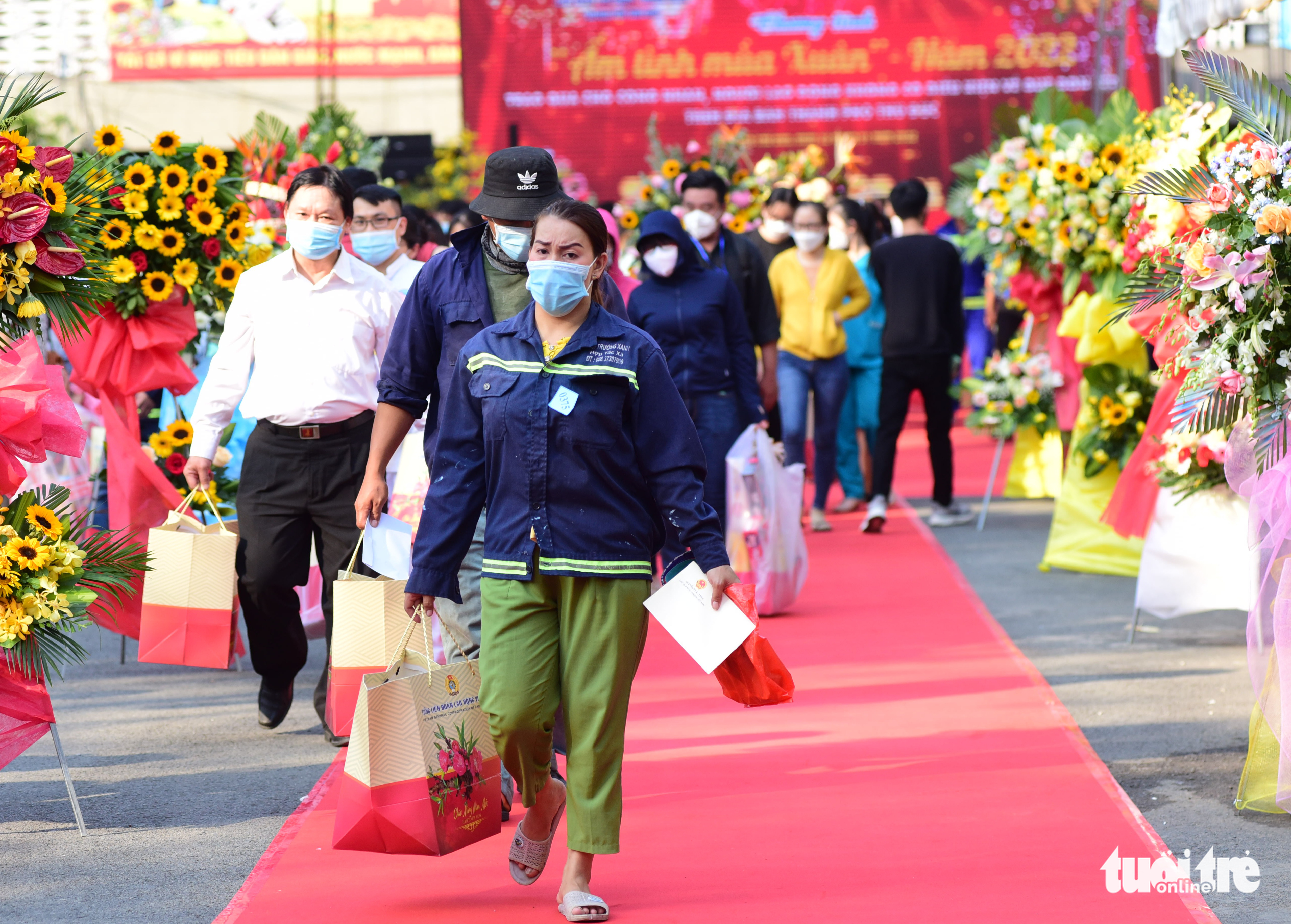 Chủ tịch nước Nguyễn Xuân Phúc chúc Tết người lao động ở TP Thủ Đức - Ảnh 4. Chủ tịch nước Nguyễn Xuân Phúc chúc Tết người lao động ở TP Thủ Đức - Ảnh 4.