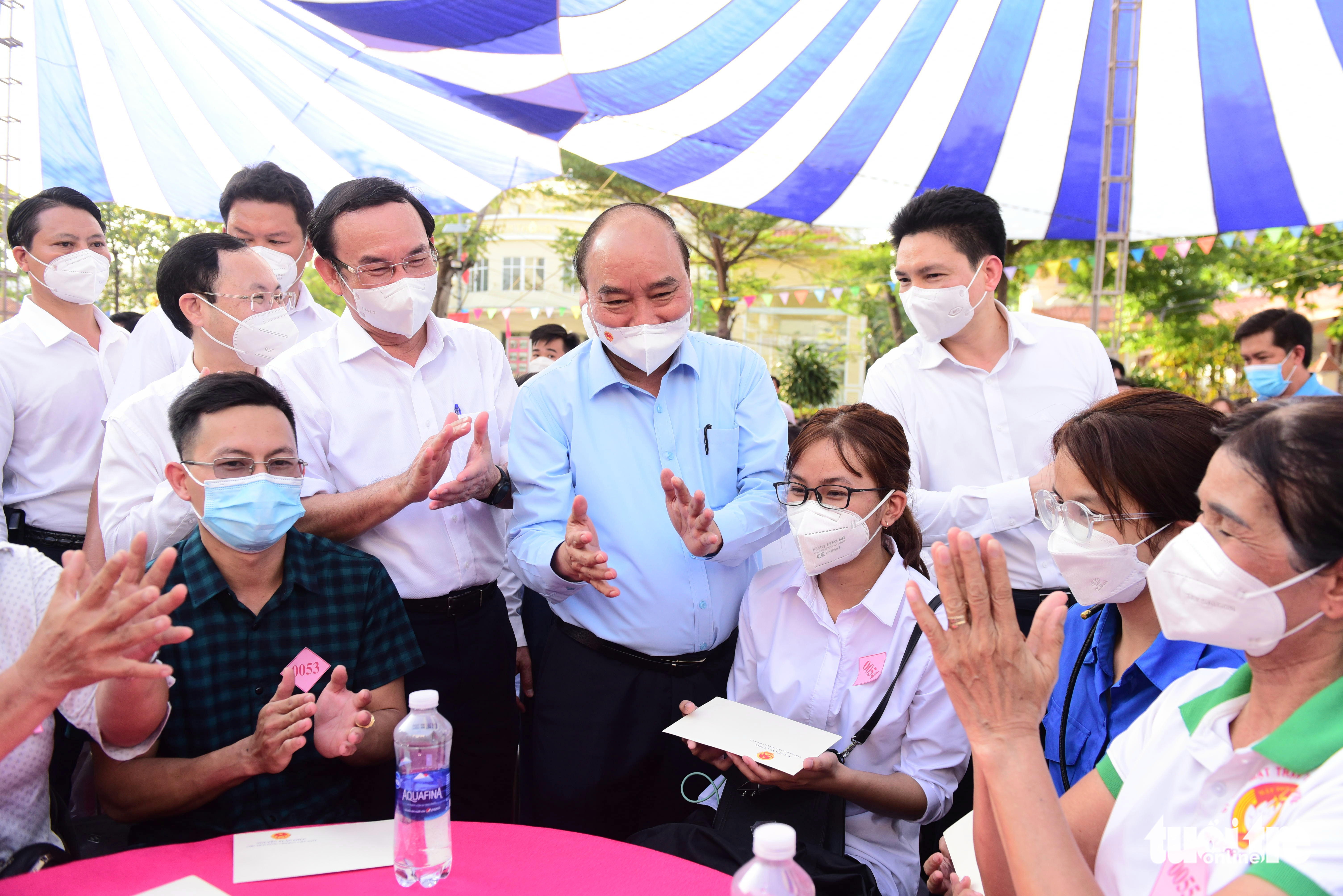 Chủ tịch nước Nguyễn Xuân Phúc chúc Tết người lao động ở TP Thủ Đức - Ảnh 1. Chủ tịch nước Nguyễn Xuân Phúc chúc Tết người lao động ở TP Thủ Đức - Ảnh 1.
