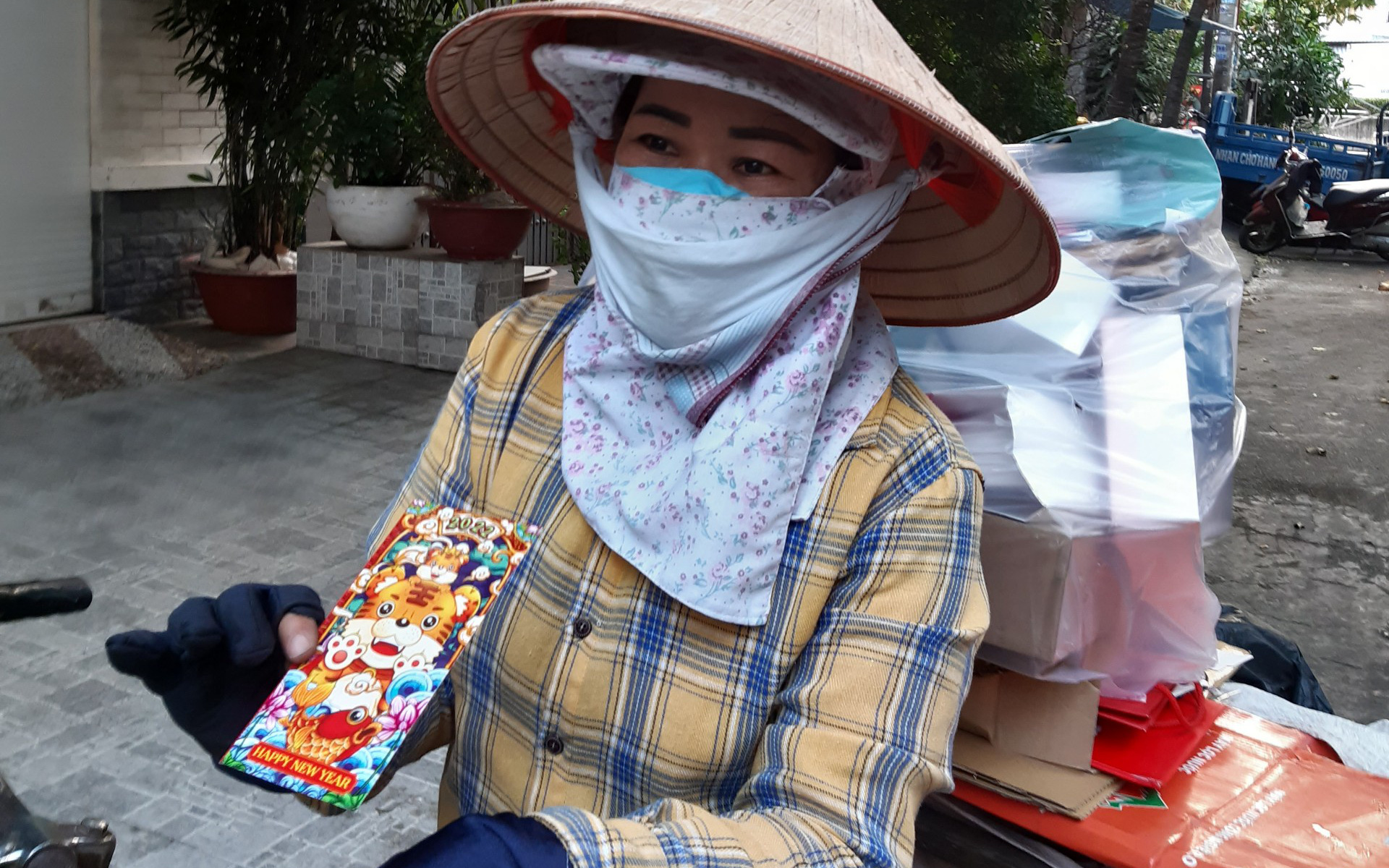 Buổi lễ đặc biệt của những người phụ nữ nhặt ve chai - Ảnh 2. Người bán vé số, nhặt ve chai bất ngờ nhận lì xì trên đường phố từ những người không quen
