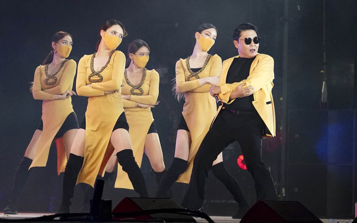 Hàn Quốc: Thần tượng K-pop đi thi đại học, fan bám theo náo loạn trường thi - Ảnh 1.