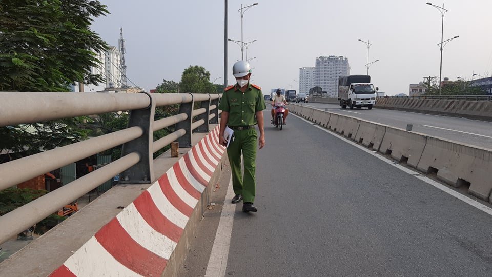Công an đi vận động các tiệm sửa xe không... rải đinh - Ảnh 2. Công an đi vận động các tiệm sửa xe không... rải đinh - Ảnh 2.