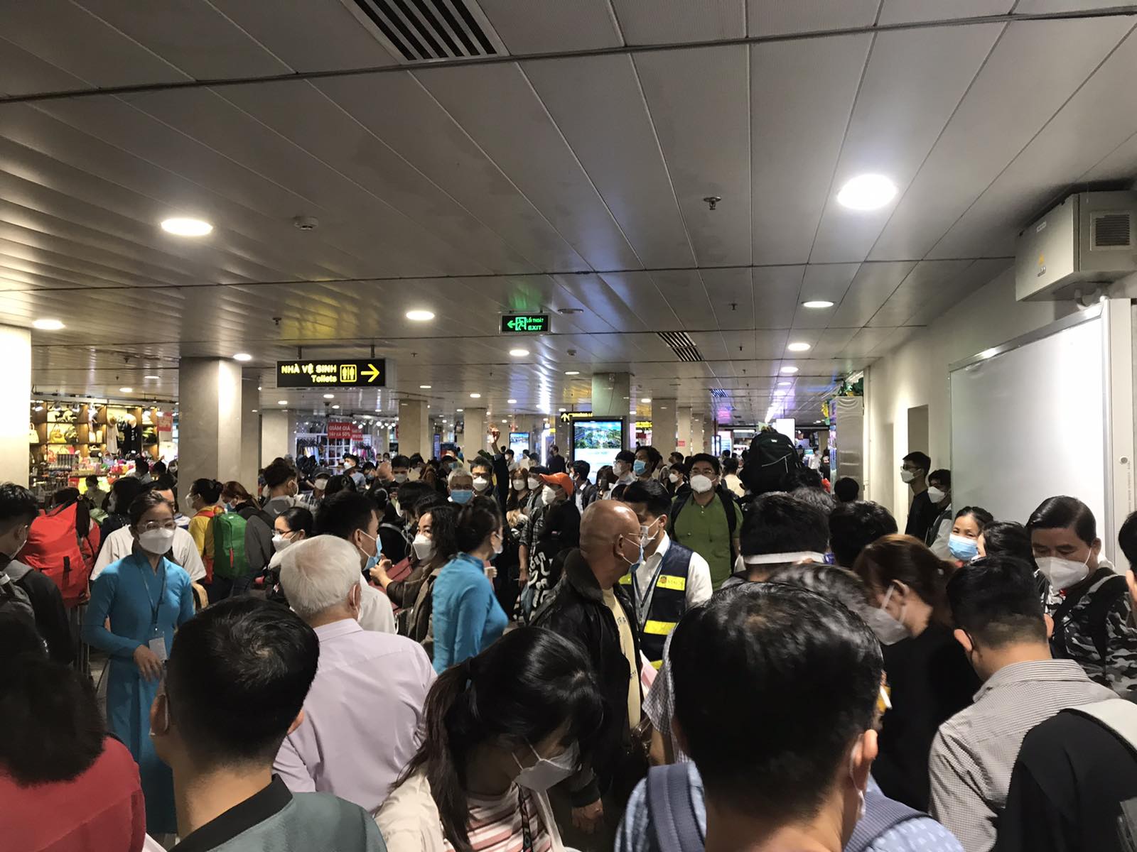 Sân bay Tân Sơn Nhất lại chật ních người về quê đón Tết - Ảnh 1.