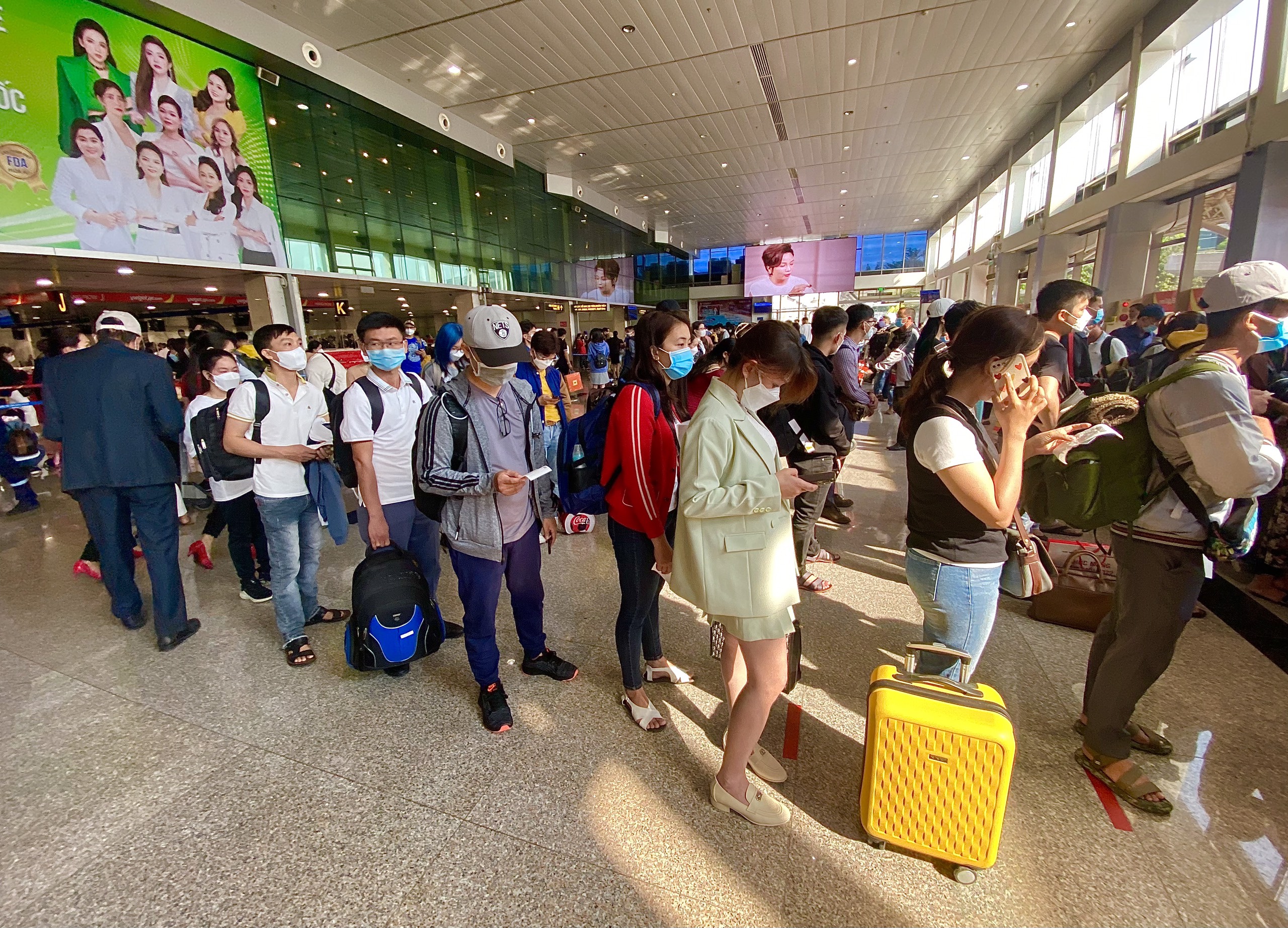 Sân bay Tân Sơn Nhất lại chật ních người về quê đón Tết - Ảnh 4.