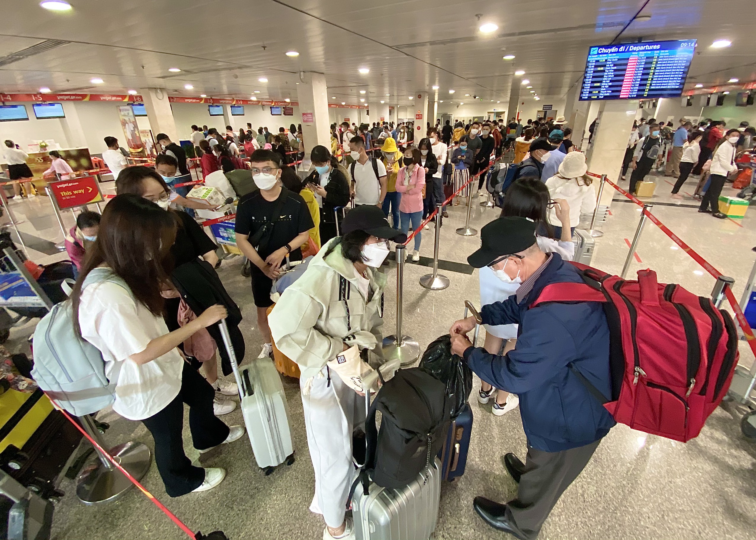 Sân bay Tân Sơn Nhất lại chật ních người về quê đón Tết - Ảnh 3.
