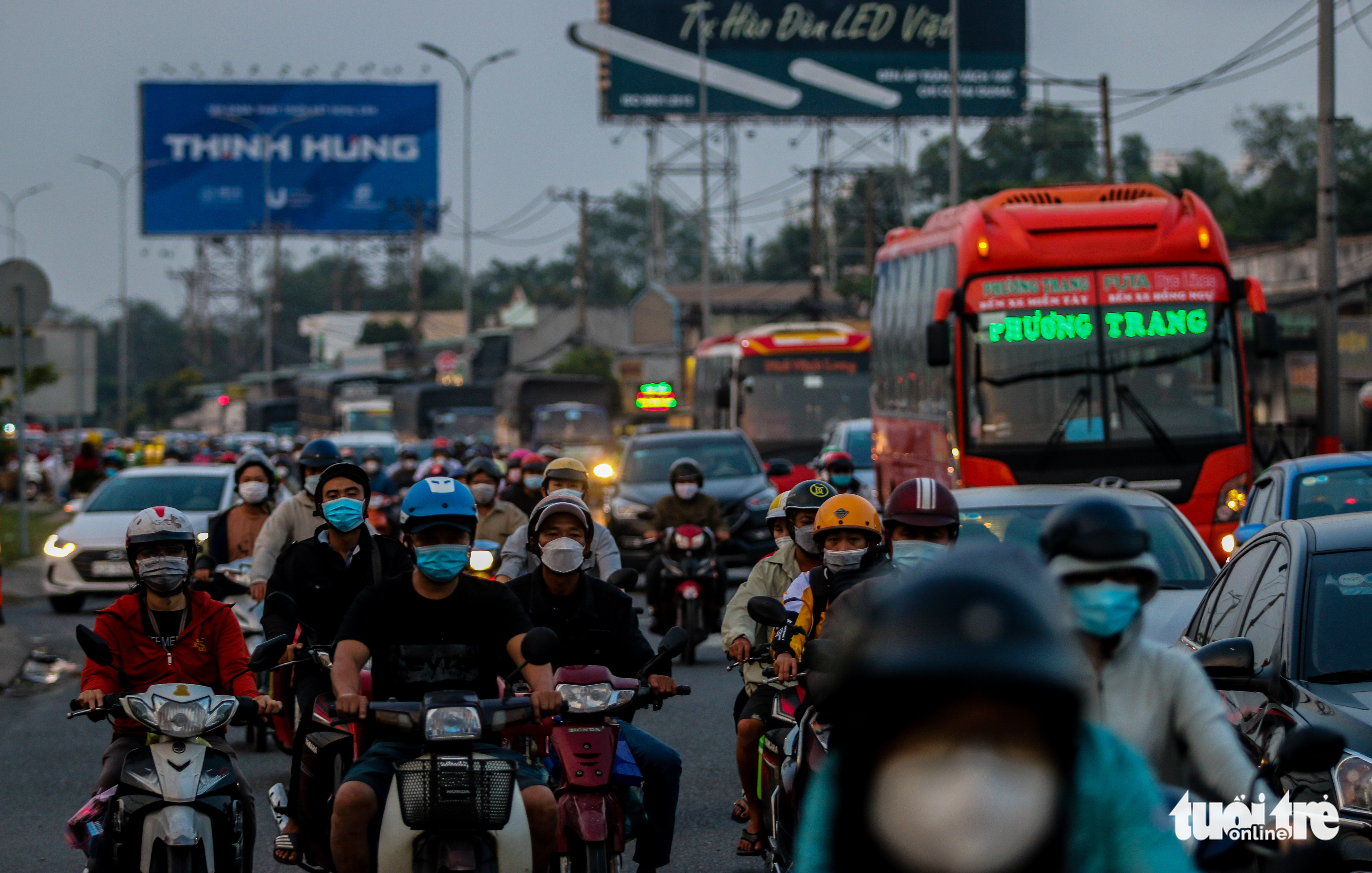 Người miền Tây tranh thủ về đón Tết sớm, xe cộ ngập đường - Ảnh 3. Người miền Tây tranh thủ về đón Tết sớm, xe cộ ngập đường - Ảnh 3.