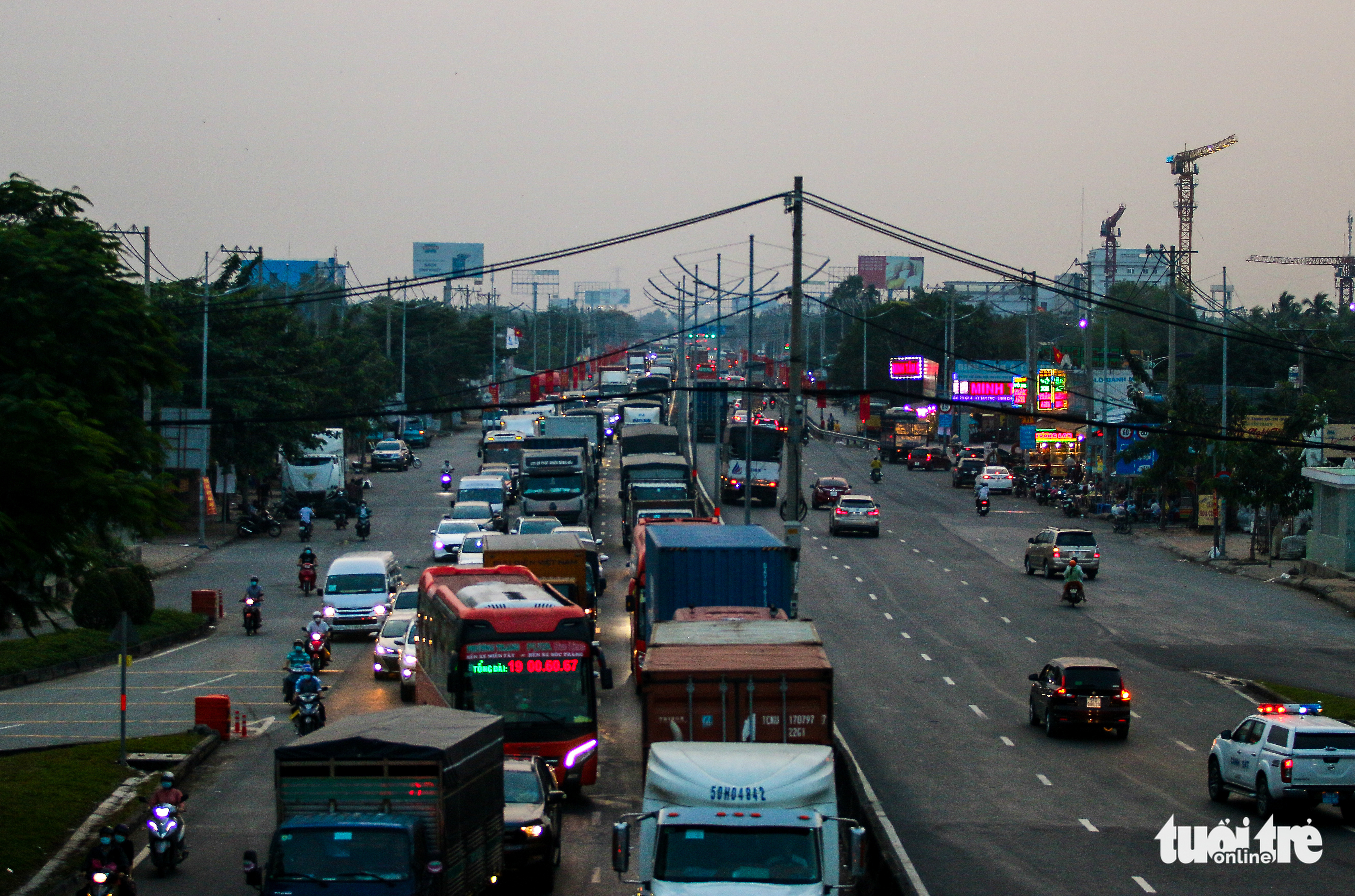 Người miền Tây tranh thủ về đón Tết sớm, xe cộ ngập đường - Ảnh 4. Người miền Tây tranh thủ về đón Tết sớm, xe cộ ngập đường - Ảnh 4.