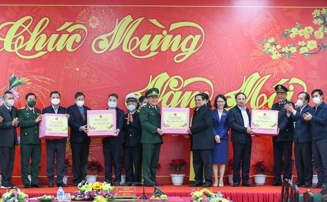 Thủ tướng dâng hương tưởng niệm các anh hùng, liệt sĩ hy sinh trong chiến tranh bảo vệ biên giới - Ảnh 6. Thủ tướng dâng hương tưởng niệm các anh hùng, liệt sĩ hy sinh trong chiến tranh bảo vệ biên giới - Ảnh 6.