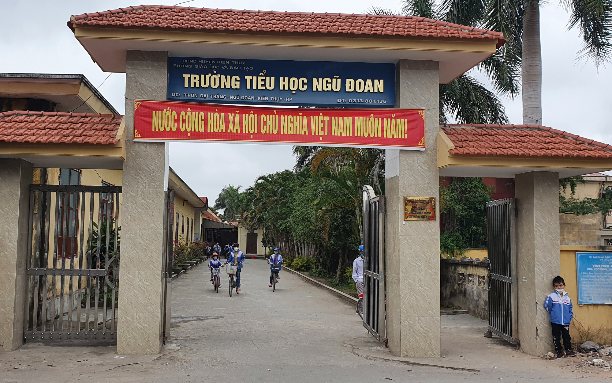 Hiệu trưởng đánh học sinh chảy máu đầu?- Ảnh 3. Đình chỉ công tác 3 ngày với nữ giáo viên tiểu học bị tố đánh học sinh tím mông