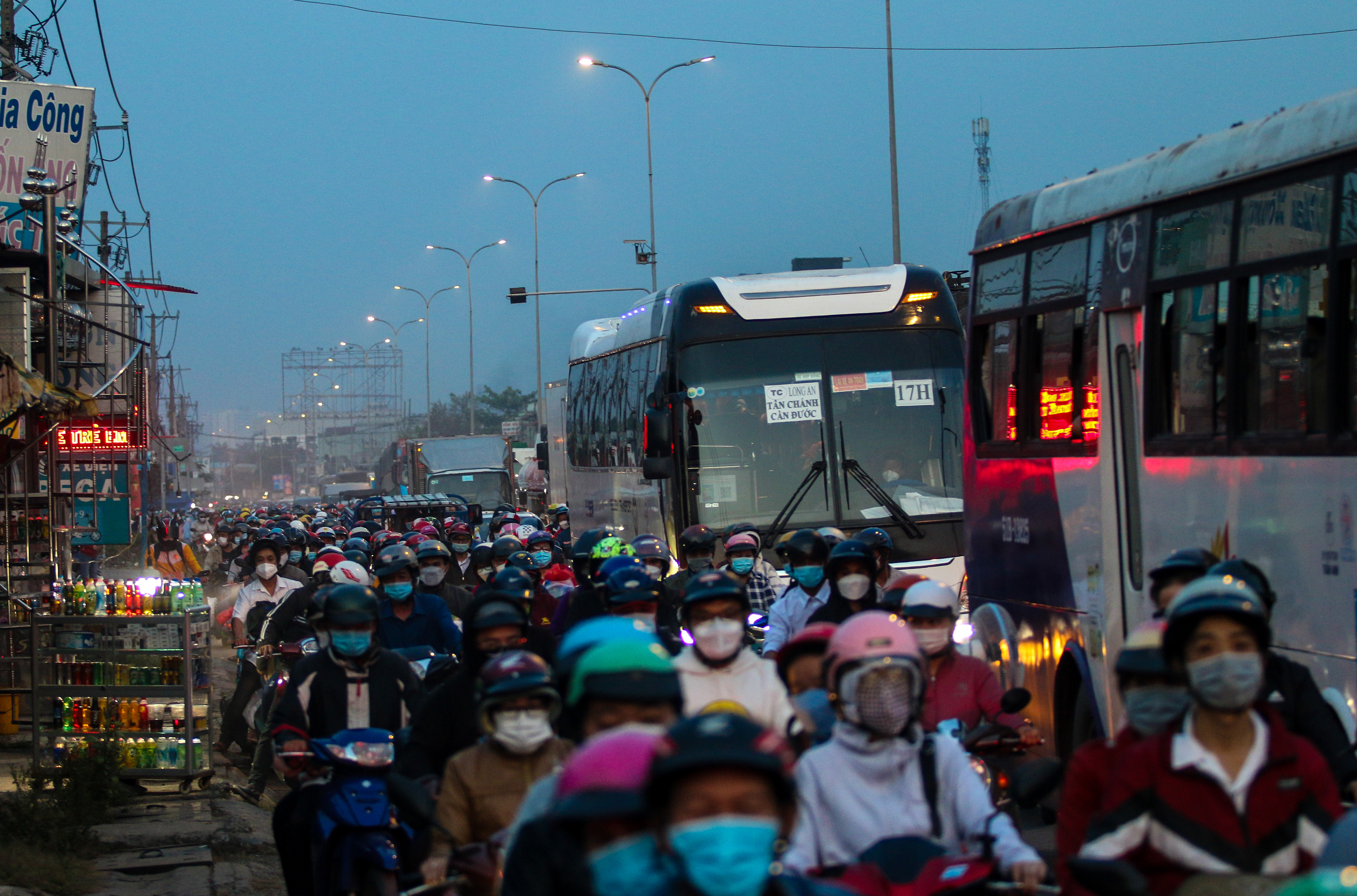 Đông nghịt người dân đi xe máy về miền Tây đón Tết: ‘Gian nan mà vui’ - Ảnh 5. Đông nghịt người dân đi xe máy về miền Tây đón Tết: ‘Gian nan mà vui’ - Ảnh 5.
