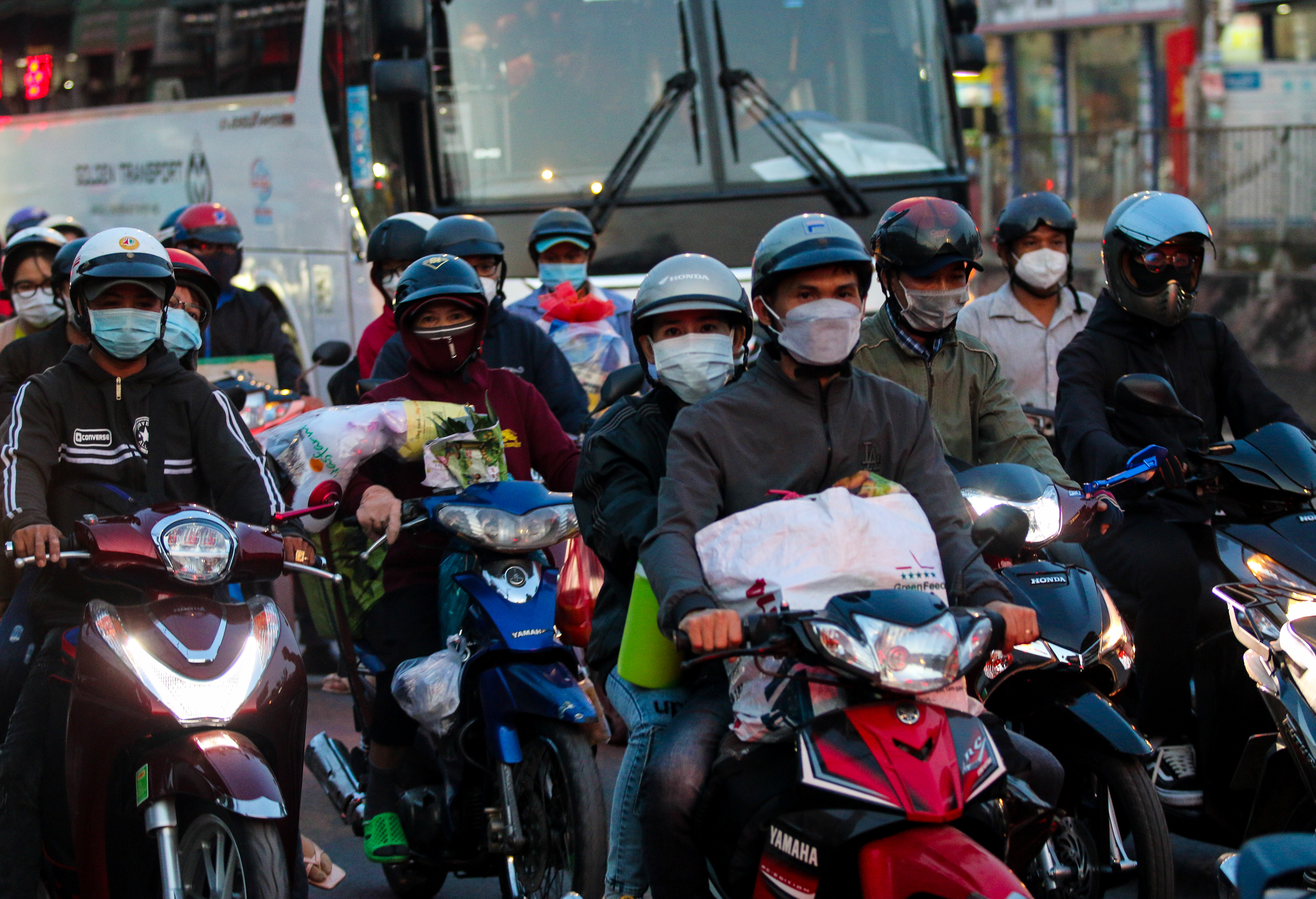 Đông nghịt người dân đi xe máy về miền Tây đón Tết: ‘Gian nan mà vui’ - Ảnh 6. Đông nghịt người dân đi xe máy về miền Tây đón Tết: ‘Gian nan mà vui’ - Ảnh 6.