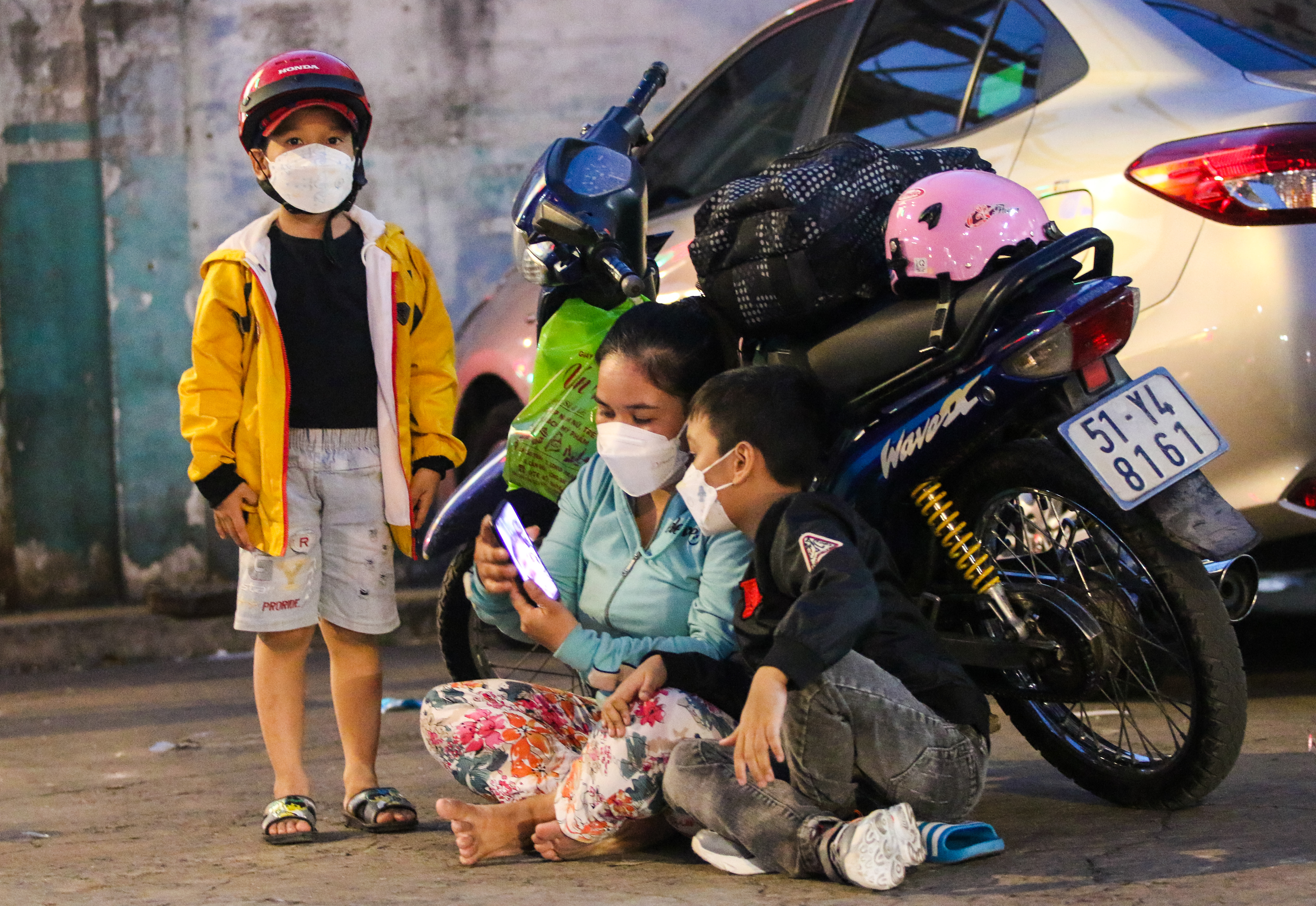 Đông nghịt người dân đi xe máy về miền Tây đón Tết: ‘Gian nan mà vui’ - Ảnh 3. Đông nghịt người dân đi xe máy về miền Tây đón Tết: ‘Gian nan mà vui’ - Ảnh 3.