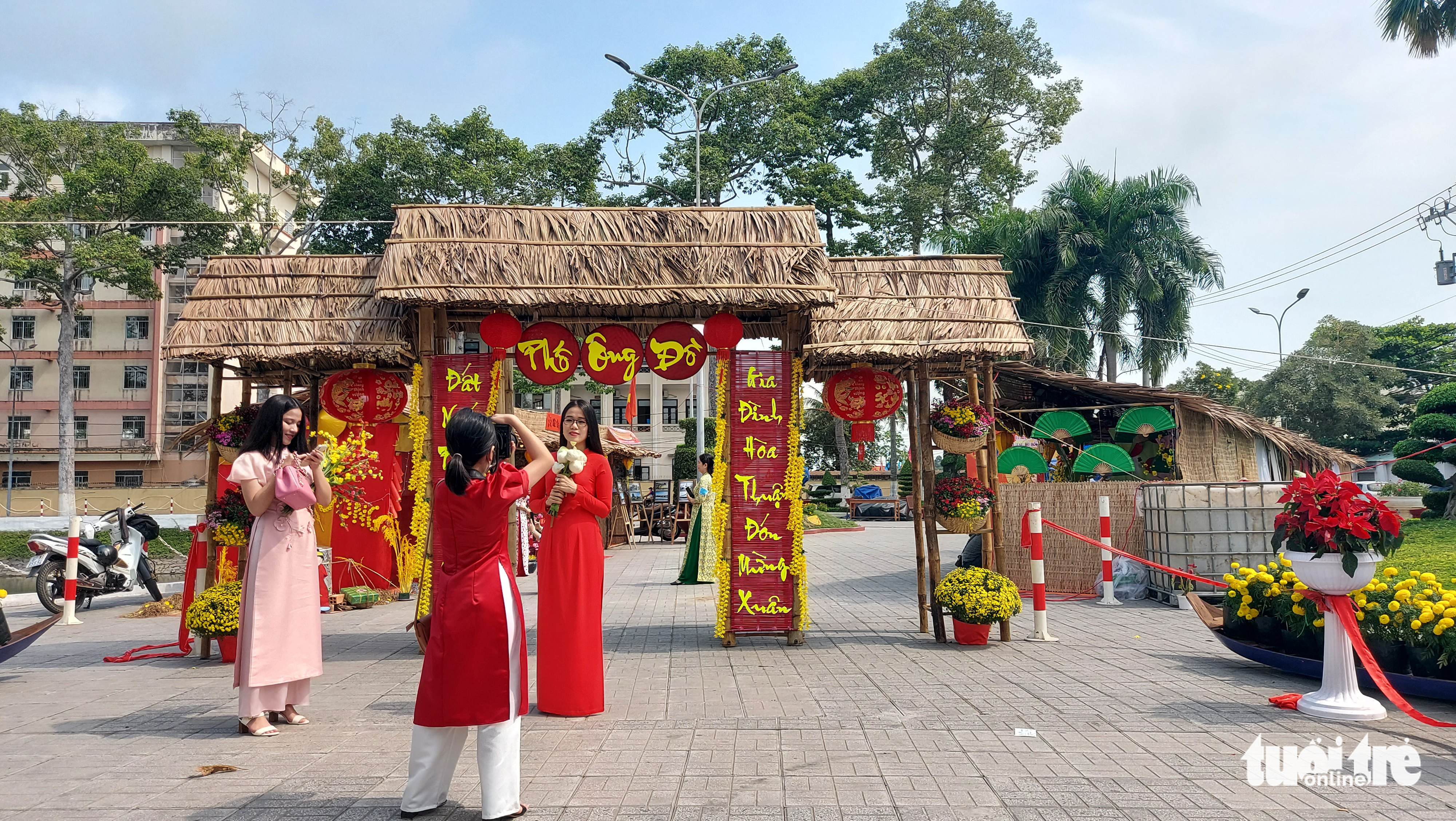 Làm ‘phố Ông Đồ’ để giúp dân du xuân, vui Tết xưa - Ảnh 1. Làm ‘phố Ông Đồ’ để giúp dân du xuân, vui Tết xưa - Ảnh 1.