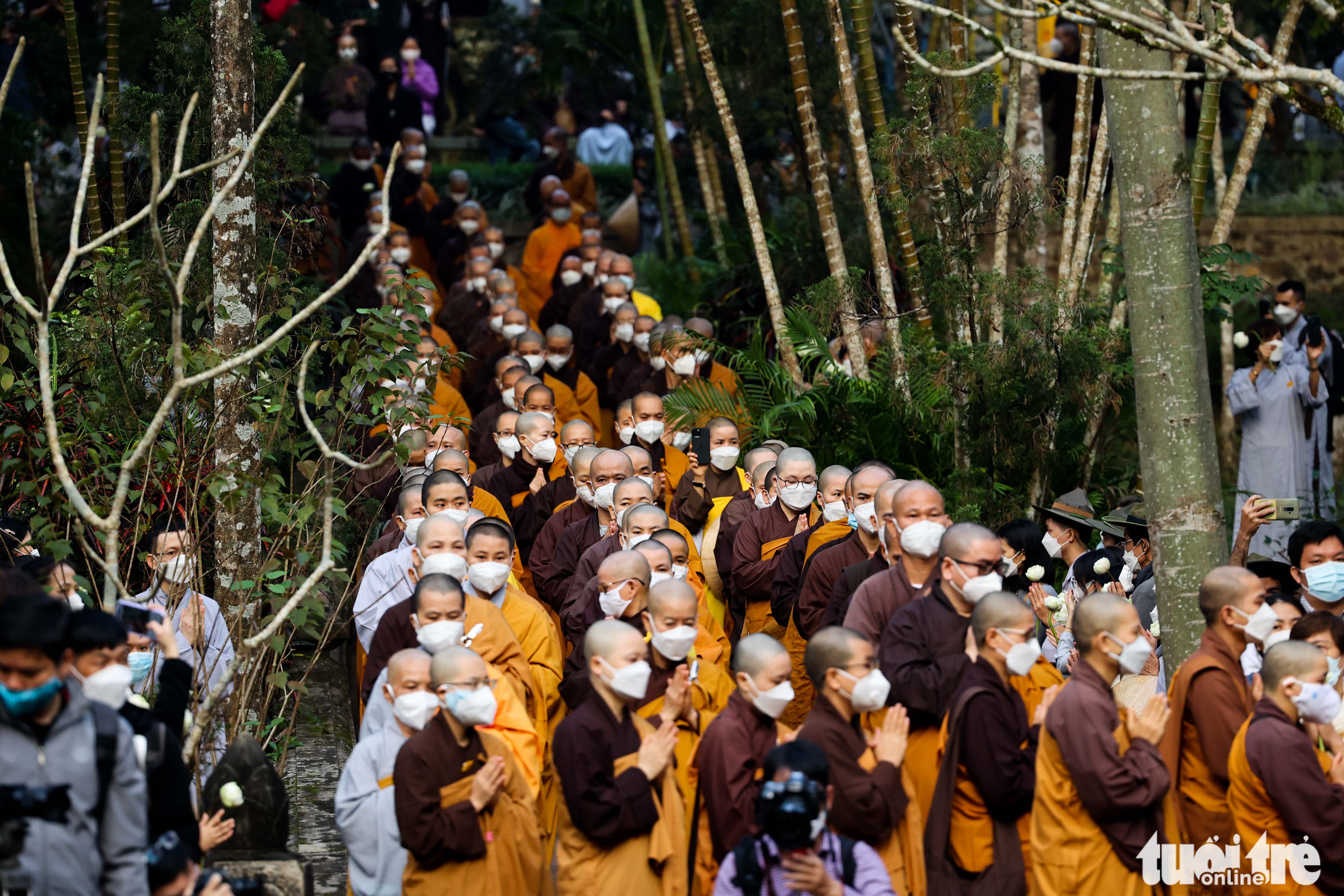 Người Huế lặng im tiễn biệt thiền sư Thích Nhất Hạnh - Ảnh 7.