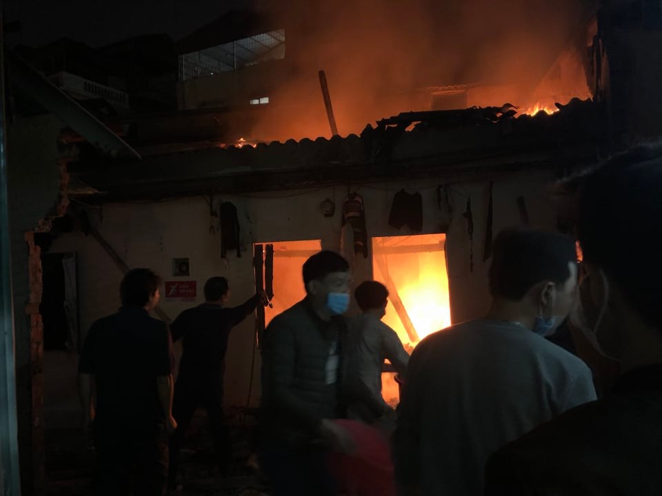 Bình gas phát nổ hất tung mái nhà trọ, 3 người chết - Ảnh 1.