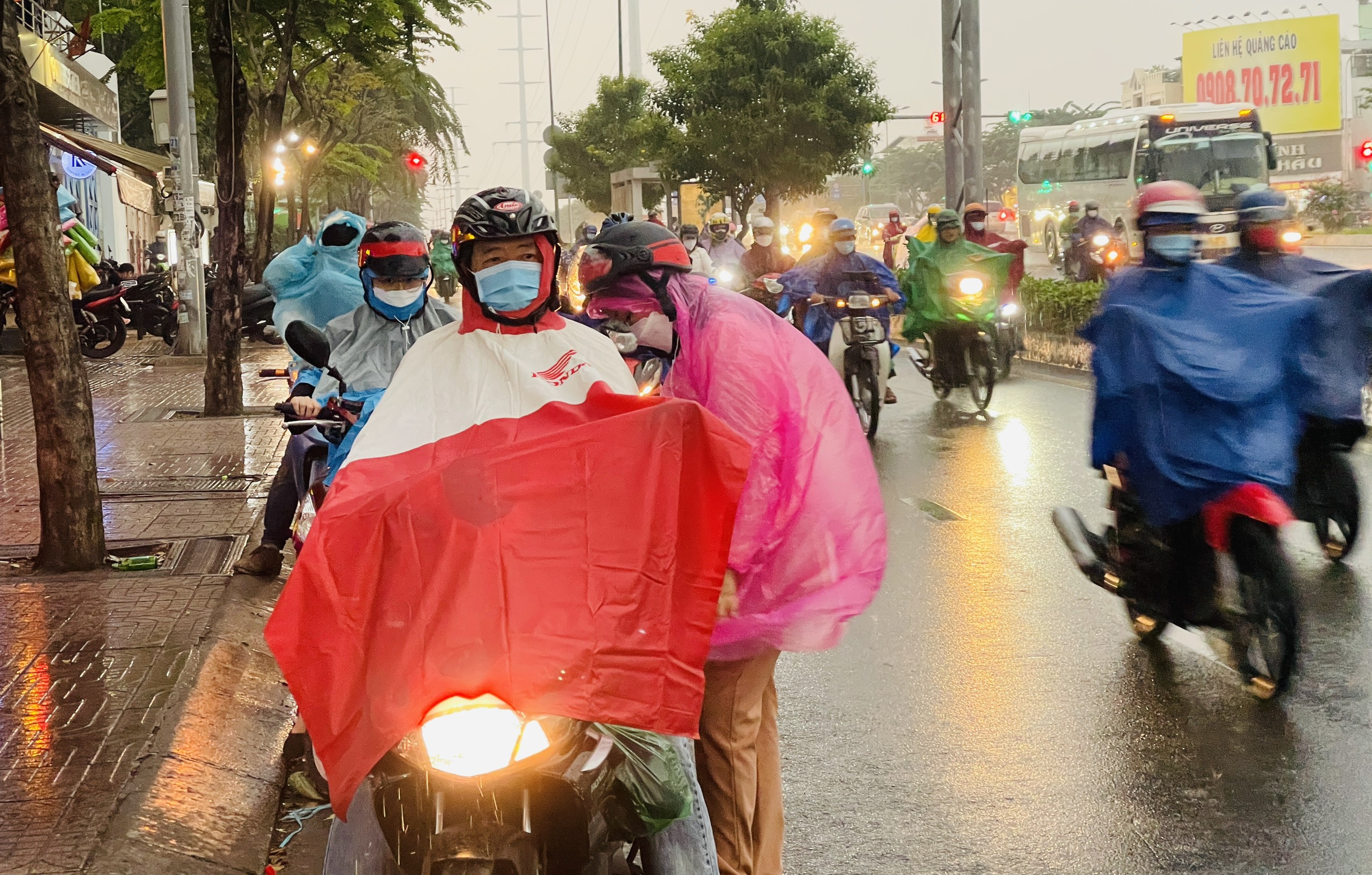 TP.HCM mưa tối trời chiều đầu tuần, thêm triều cường đạt đỉnh tràn bờ - Ảnh 2.