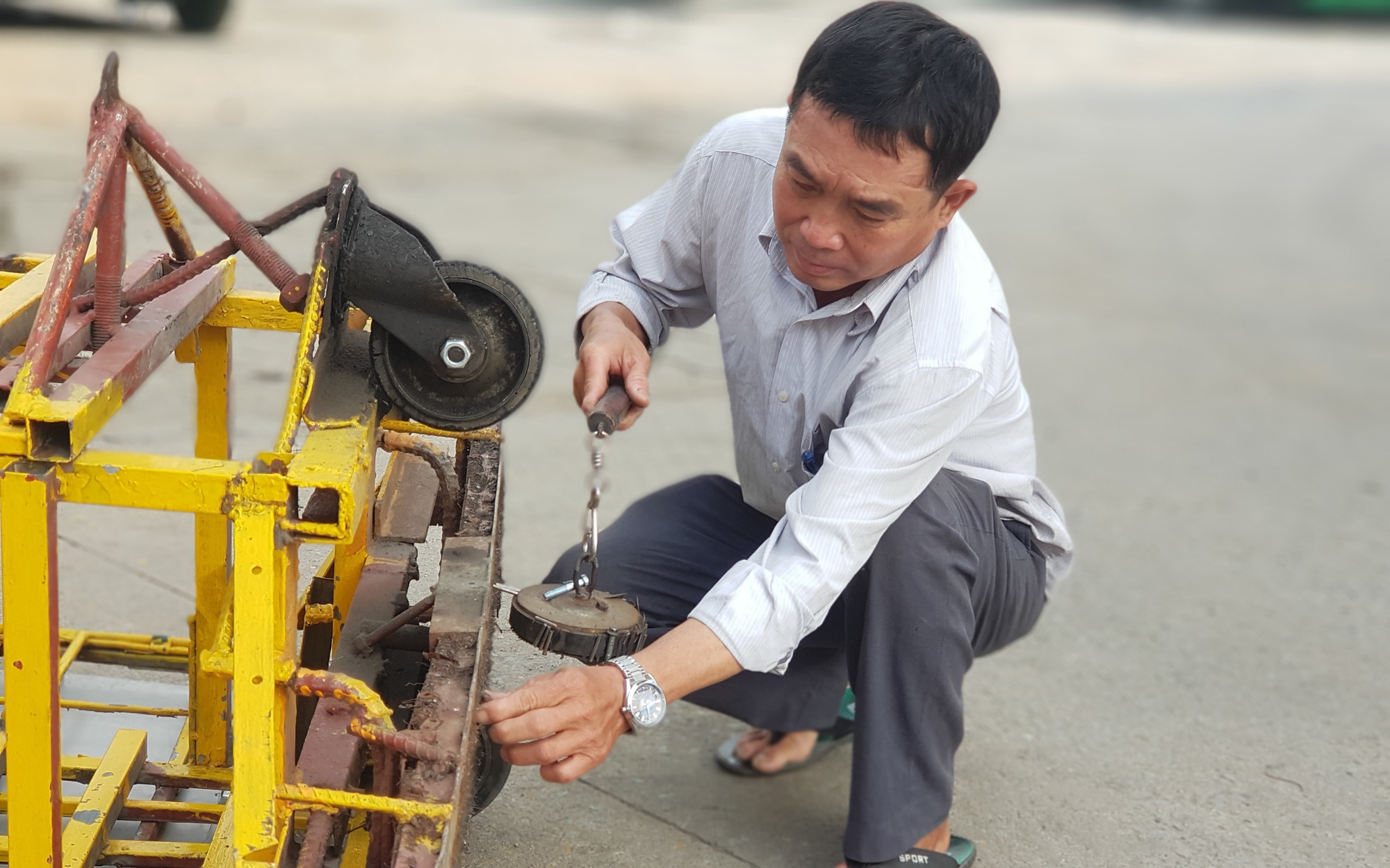 Đạp xe hút đinh hằng ngày, được cả thành phố trân trọng- Ảnh 2. Ông xe ôm 16 năm gom hút đinh, giúp người đi đường tránh 'đinh tặc'