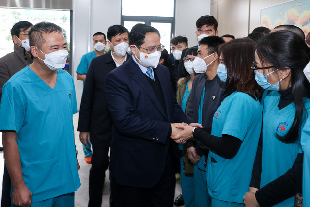 Thủ tướng thăm, chúc Tết ở Bệnh viện điều trị COVID-19 và Bệnh viện Nhi Trung ương - Ảnh 3.