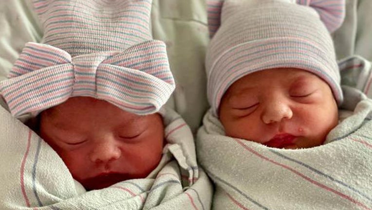 Hy hữu: Cặp song sinh ở Mỹ sinh vào 2 năm khác nhau - Ảnh 1.