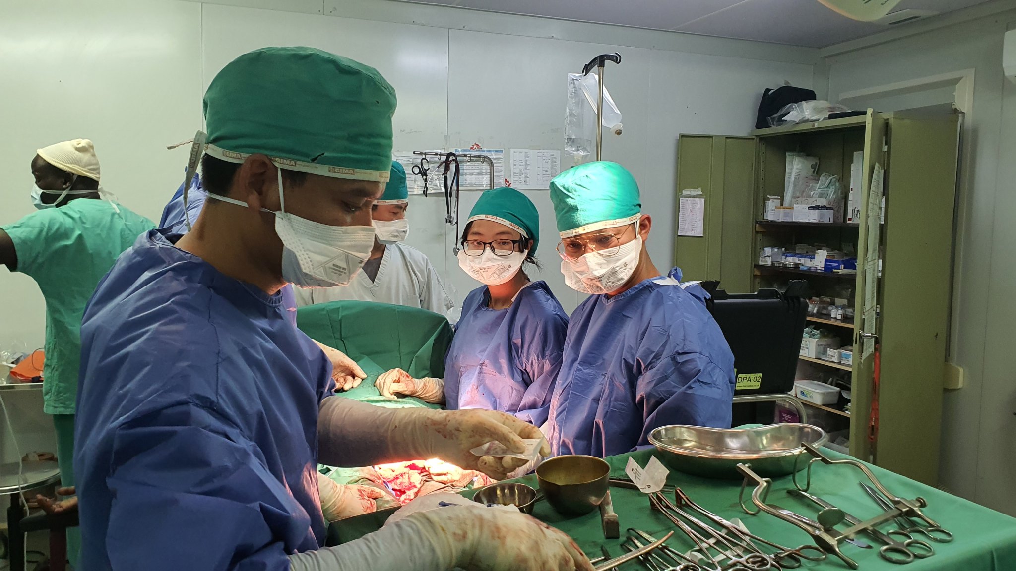 Bác sĩ mũ nồi xanh Việt Nam mổ cứu thai nhi Nam Sudan bằng kỹ thuật khó - Ảnh 1.