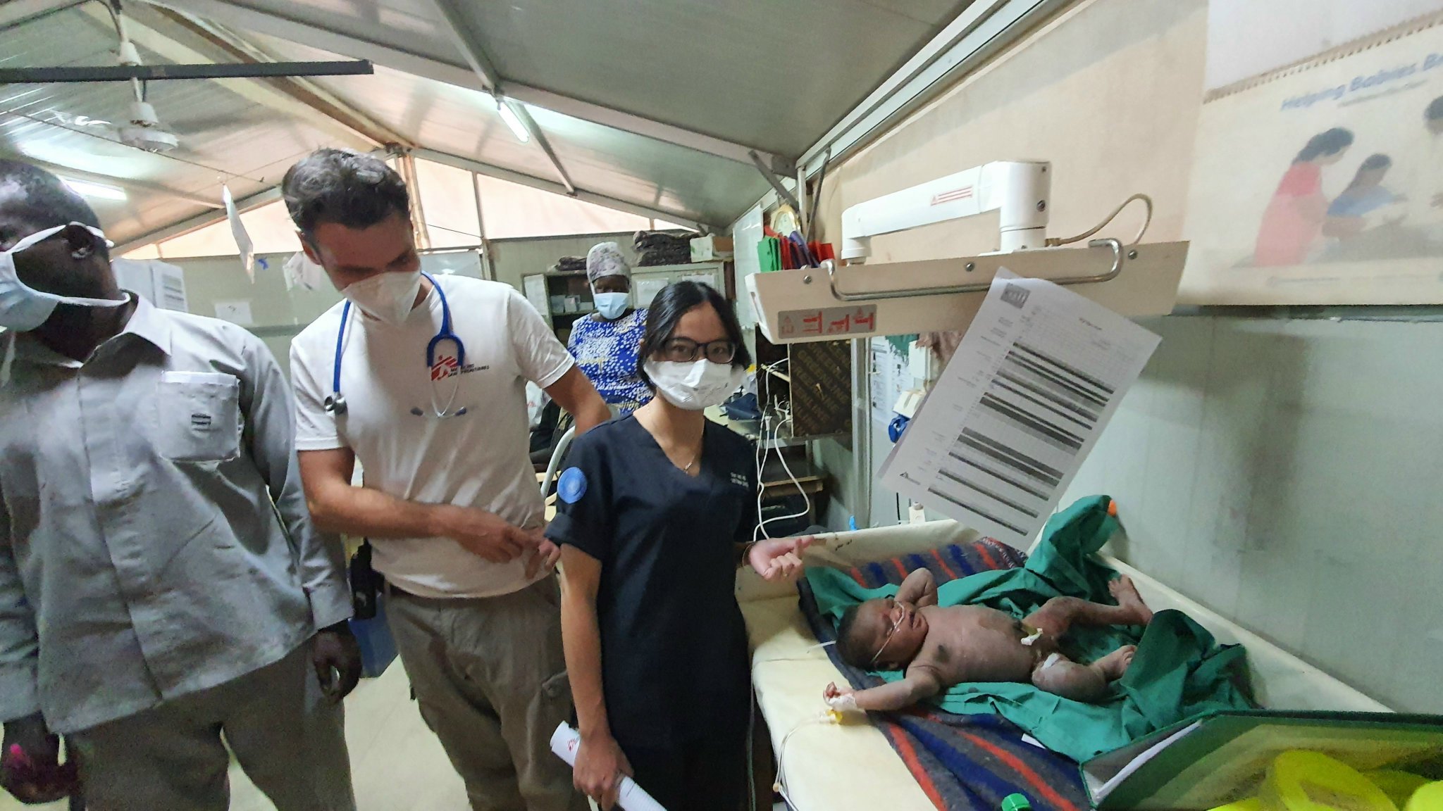 Bác sĩ mũ nồi xanh Việt Nam mổ cứu thai nhi Nam Sudan bằng kỹ thuật khó - Ảnh 2.
