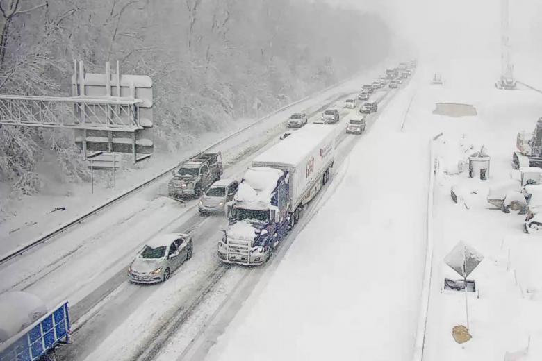 Thượng nghị sĩ Mỹ và hàng ngàn tài xế mắc kẹt 20 tiếng trong xe do bão tuyết - Ảnh 3.