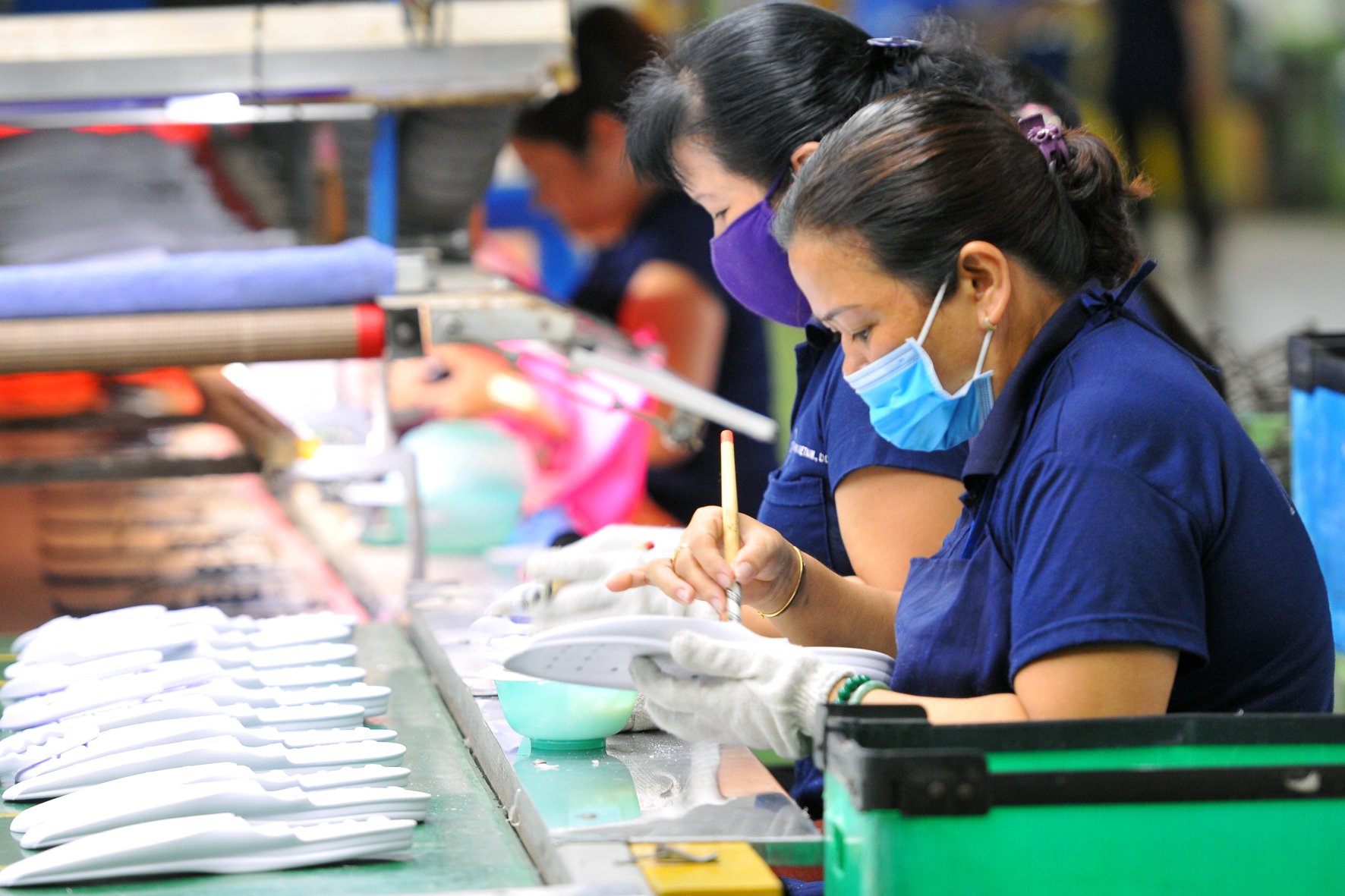 Báo chí Trung Quốc lo âu vì Việt Nam sản xuất giày Nike nhiều nhất - Ảnh 1.