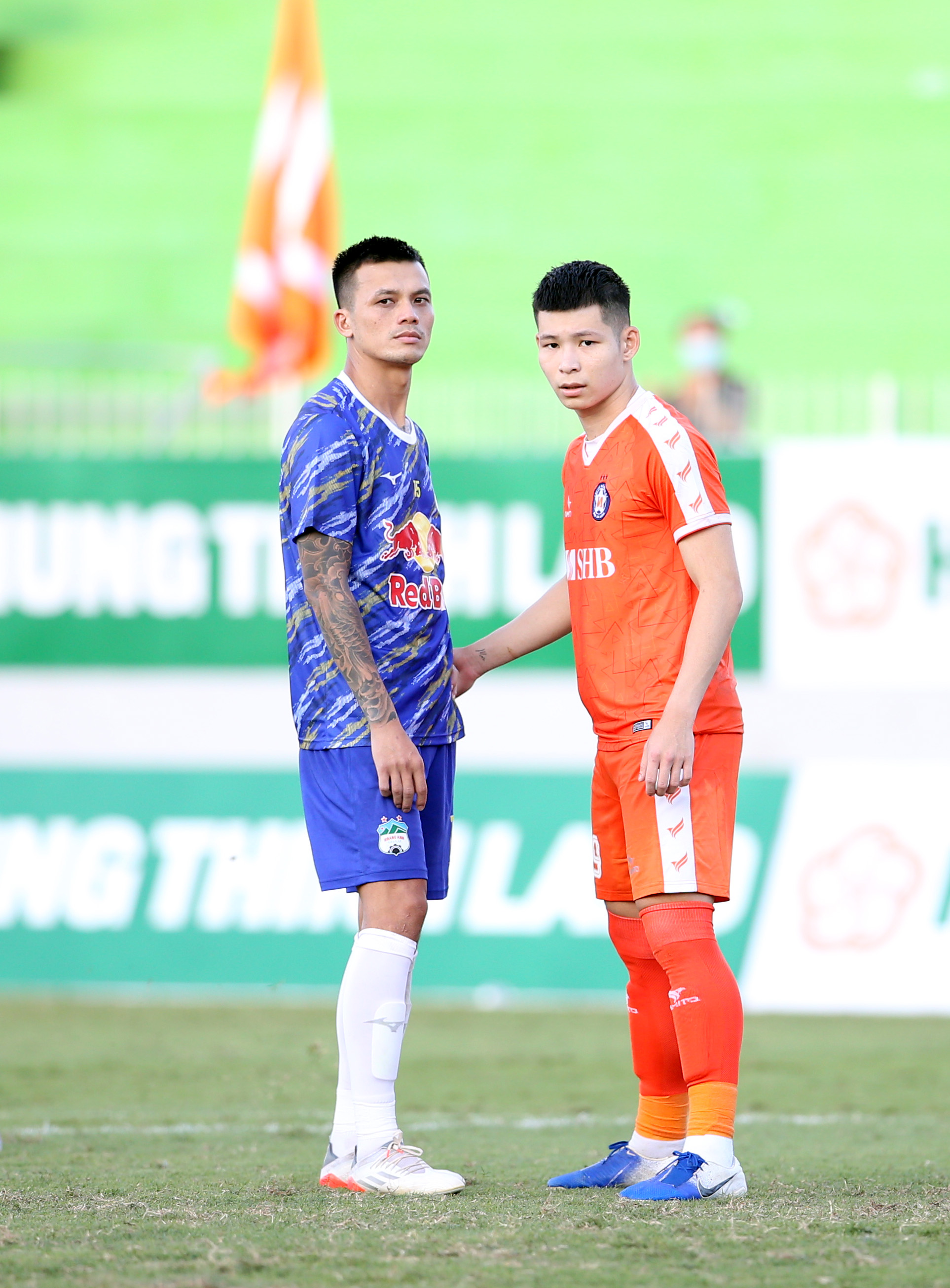 Màn trình diễn trái ngược của hai trung vệ mới được gọi lên tuyển Việt Nam - Ảnh 3.