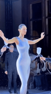 Bella Hadid để ngực trần diện váy phun sơn hot nhất năm 2022  Báo Dân trí