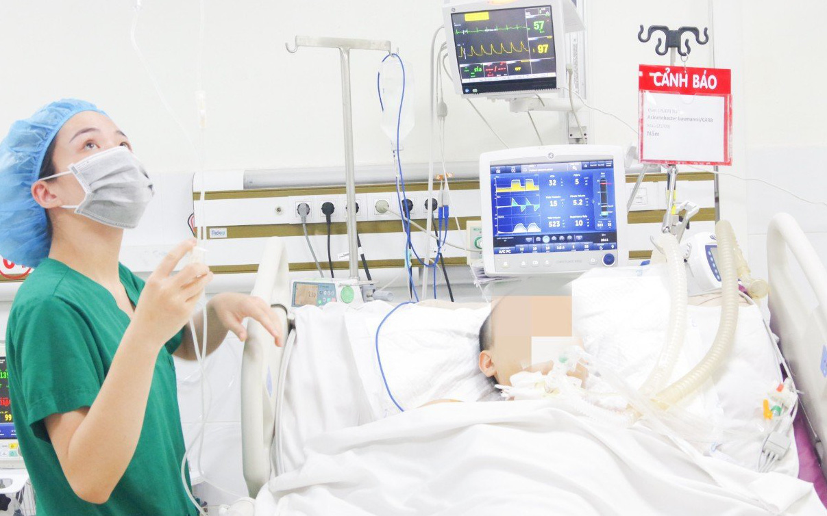 5 lần phẫu thuật cứu bệnh nhân bị đa chấn thương, dập phổi do tai nạn giao thông