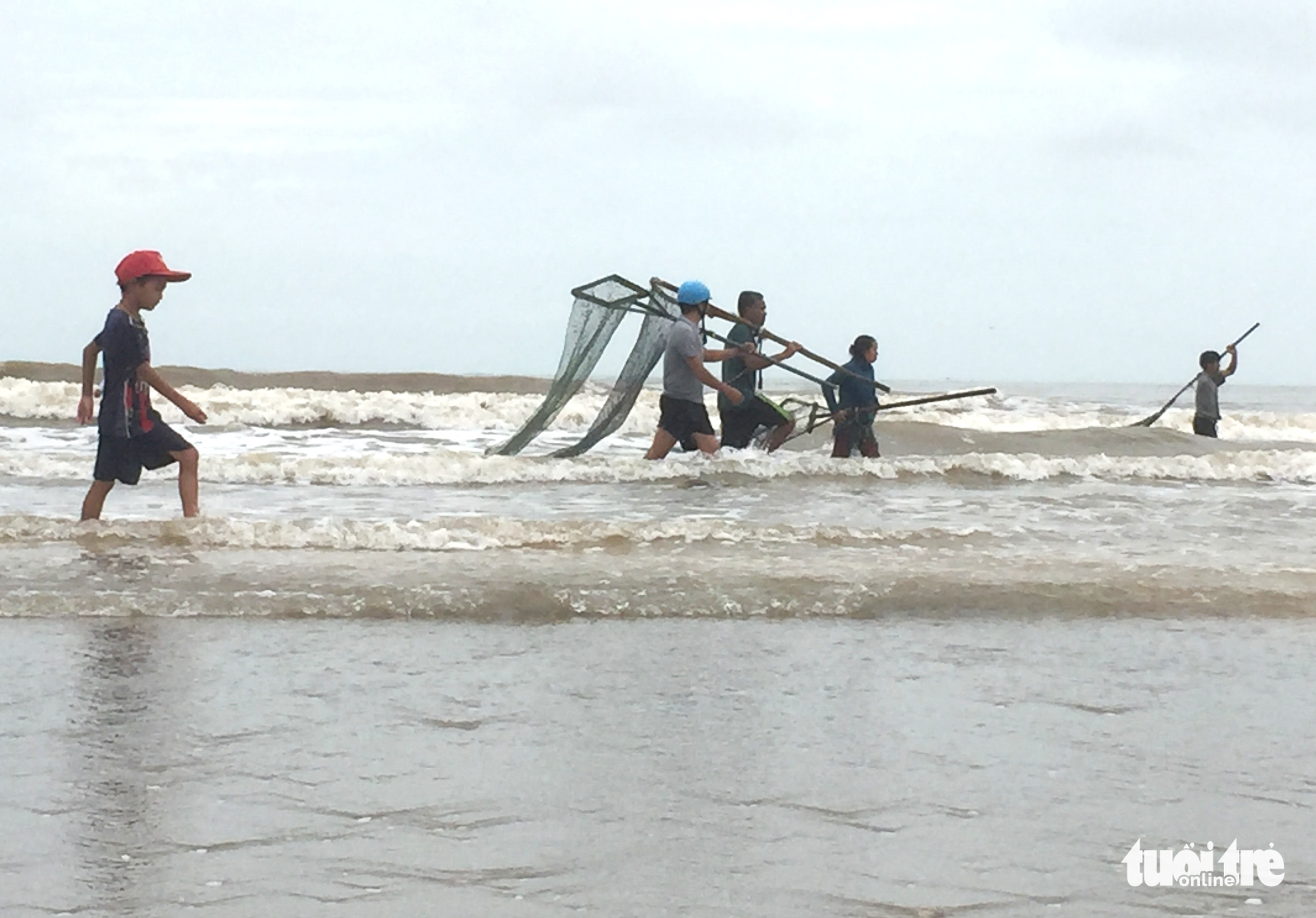 Hàng ngàn người hò nhau đi vớt ‘lộc biển’ sau mưa bão - Ảnh 2.