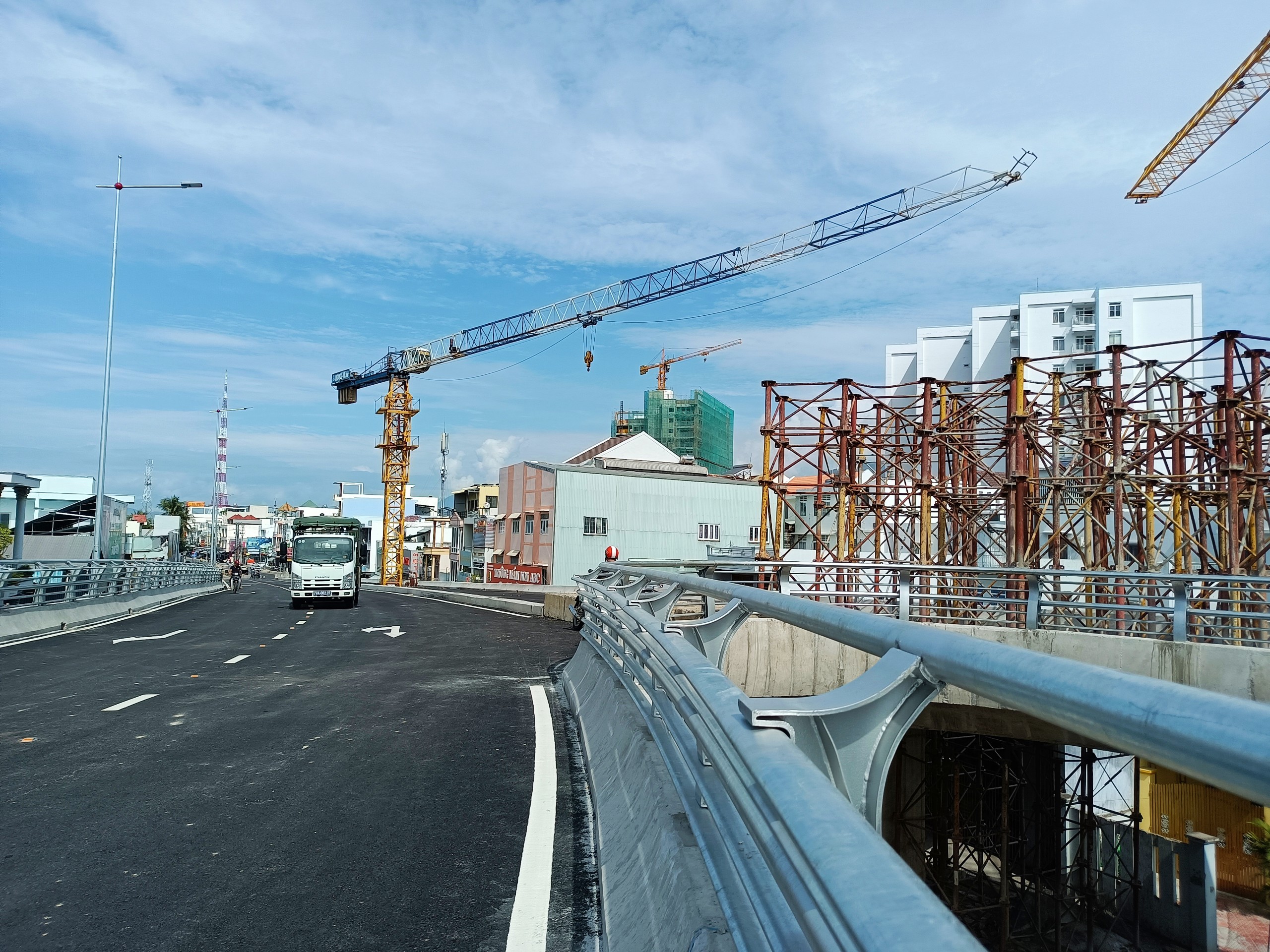 Thông xe một phần tại nút giao nghìn tỉ chậm tiến độ ở Khánh Hòa - Ảnh 2. Thông xe một phần tại nút giao nghìn tỉ chậm tiến độ ở Khánh Hòa - Ảnh 2.