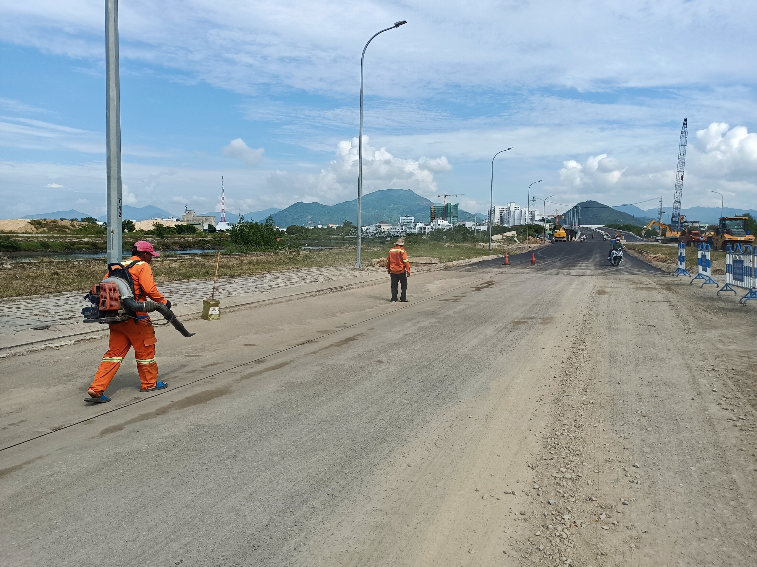 Thông xe một phần tại nút giao nghìn tỉ chậm tiến độ ở Khánh Hòa - Ảnh 4. Thông xe một phần tại nút giao nghìn tỉ chậm tiến độ ở Khánh Hòa - Ảnh 4.