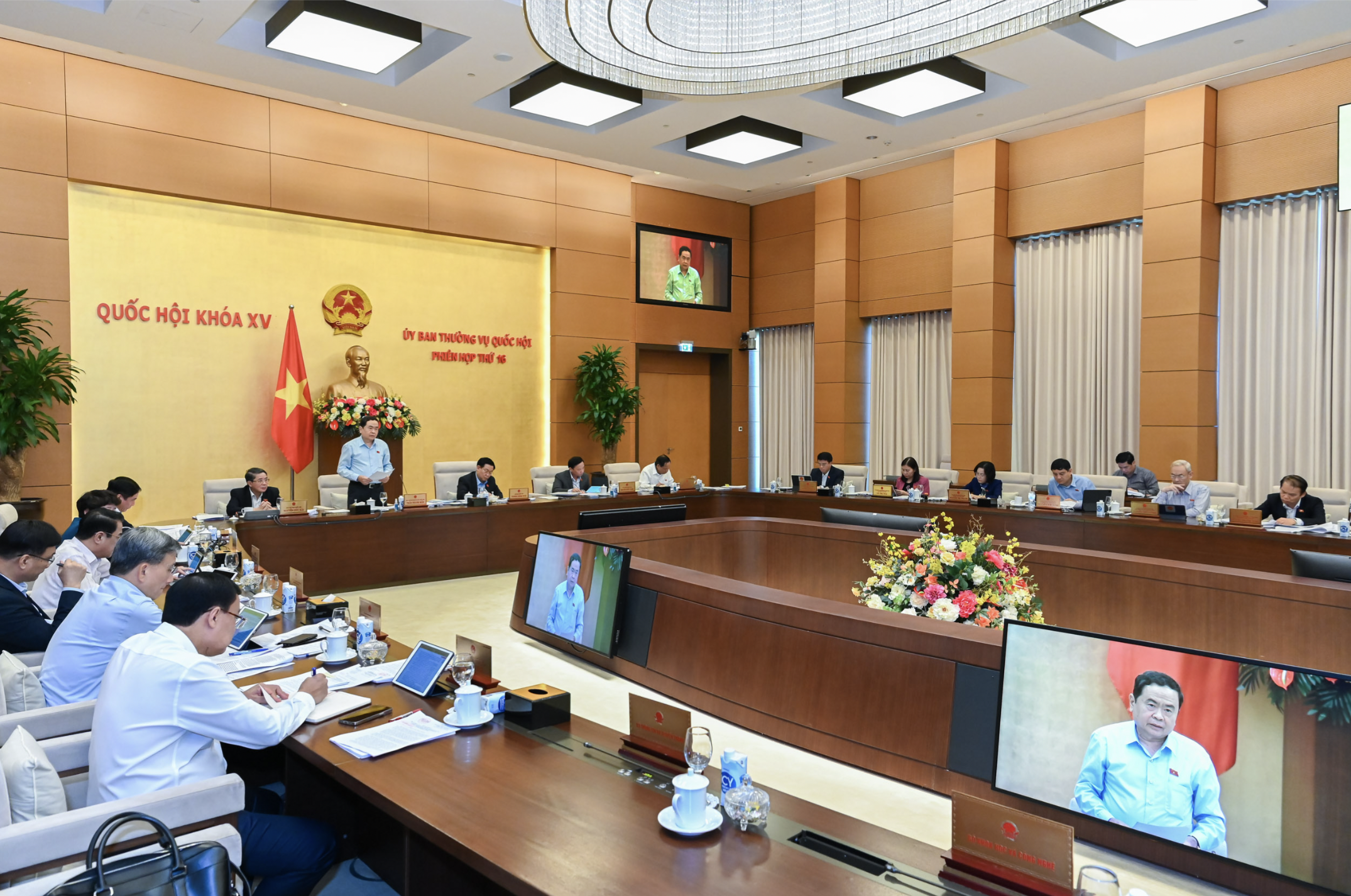 Tin sáng 11-10: GDP Việt Nam dự báo tăng 8,2%; Đường hư phải sửa trong 24 giờ - Ảnh 1. Tin sáng 11-10: GDP Việt Nam dự báo tăng 8,2%; Đường hư phải sửa trong 24 giờ - Ảnh 1.