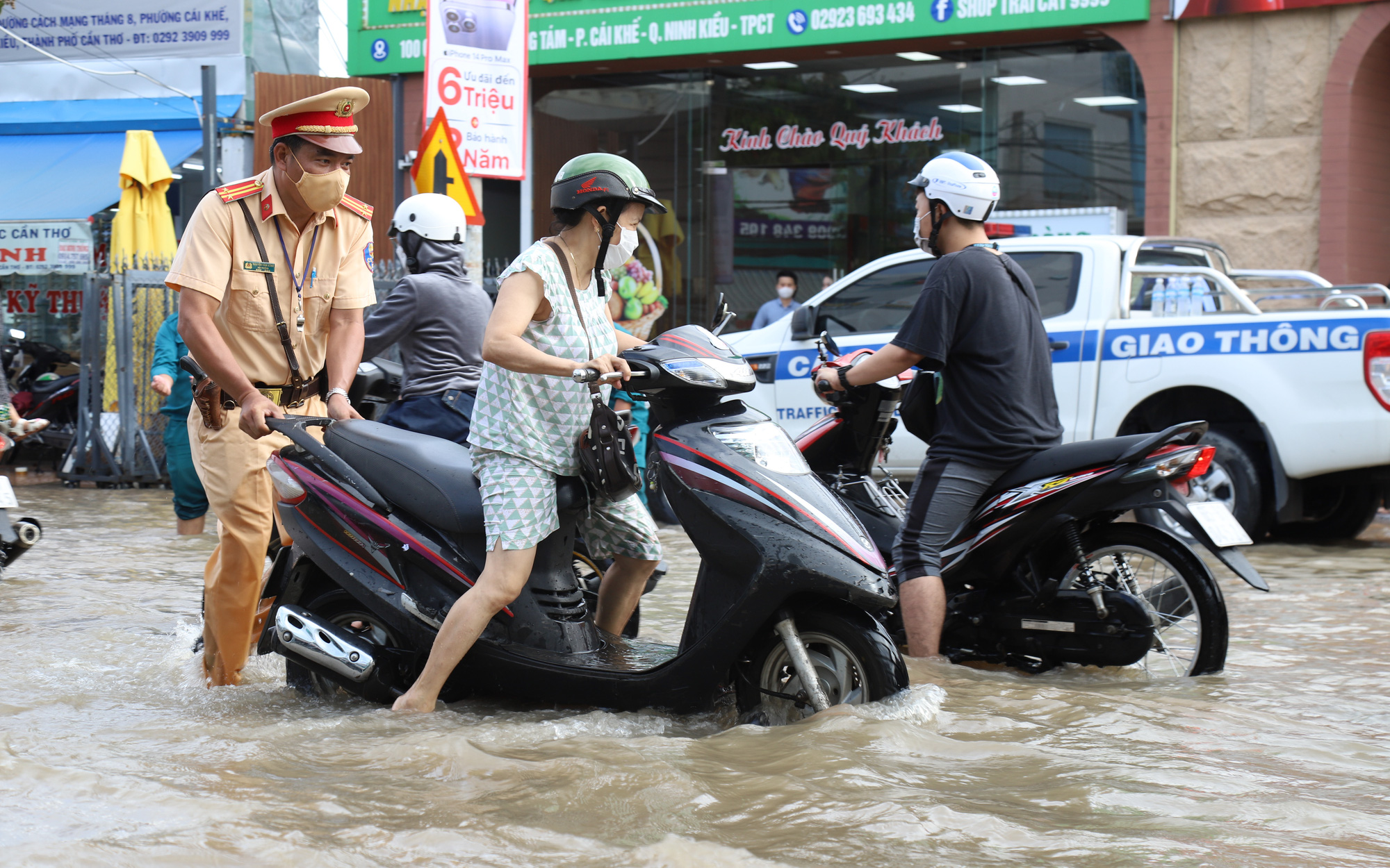 Triều cường lập kỷ lục mới, người Cần Thơ tiếp tục khốn đốn trong nước ngập