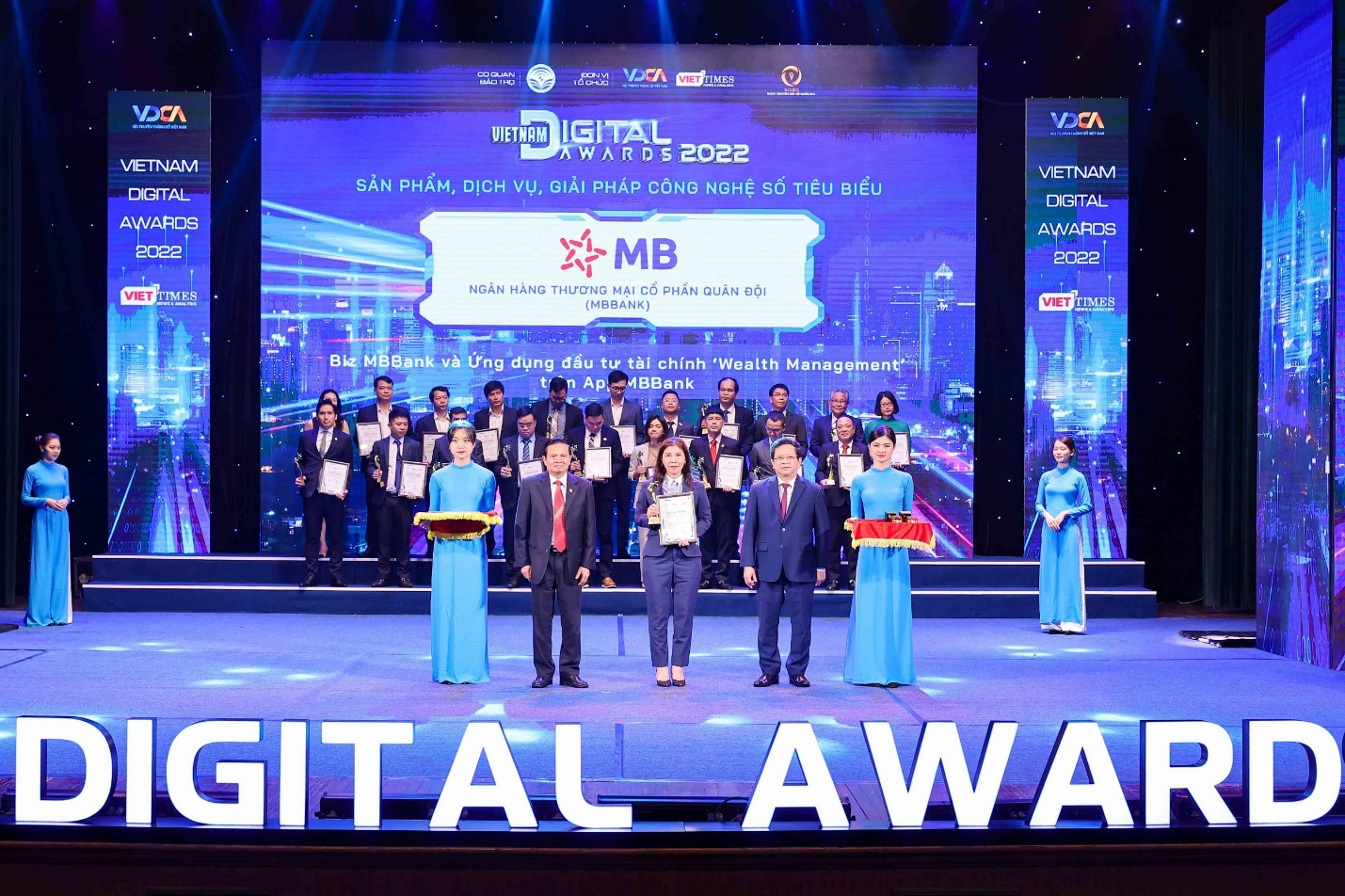 MB ‘thắng lớn’ tại giải thưởng Chuyển đổi số Việt Nam 2022 - Ảnh 1.