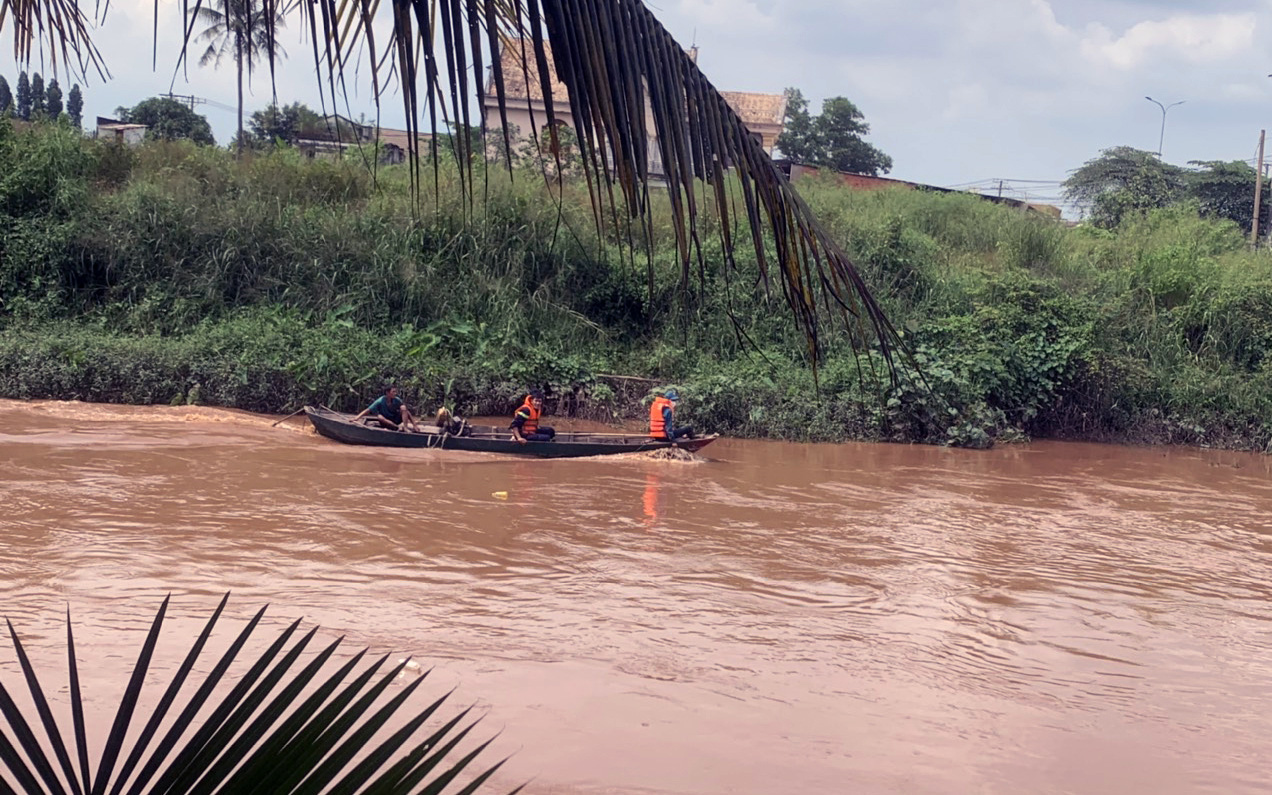 Theo mẹ thả cá phóng sinh, bé trai 2 tuổi rơi xuống sông Buông mất tích