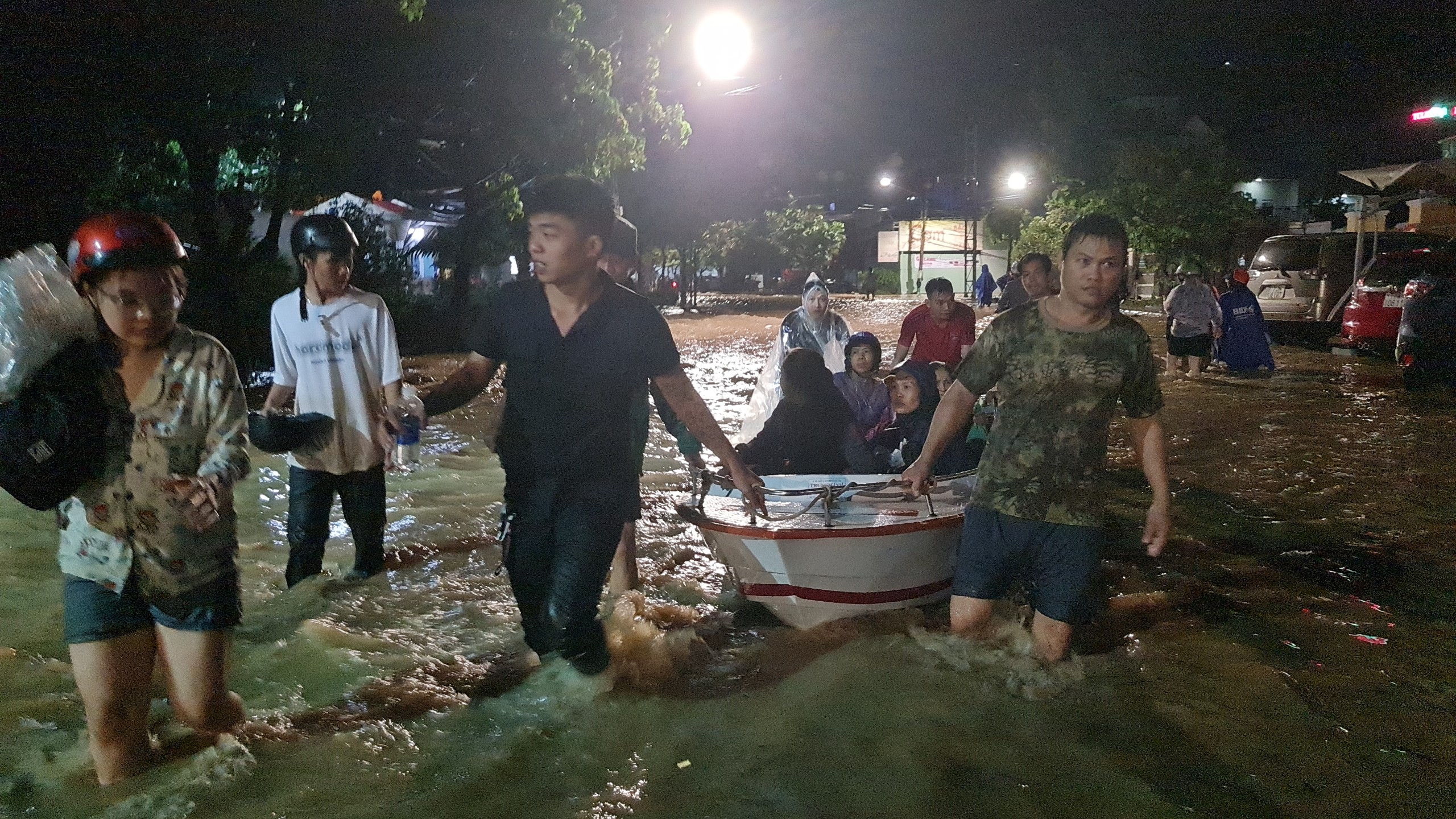 Mưa lớn kéo dài, phường Ghềnh Ráng, Quy Nhơn có nơi ngập sâu cả mét - Ảnh 1. Mưa lớn kéo dài, phường Ghềnh Ráng, Quy Nhơn có nơi ngập sâu cả mét - Ảnh 1.