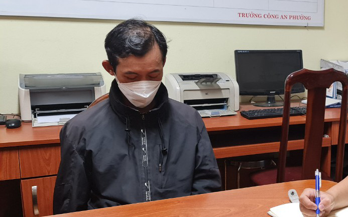 Bắt người đàn ông dâm ô 2 nữ sinh trong nhà vệ sinh trường tiểu học