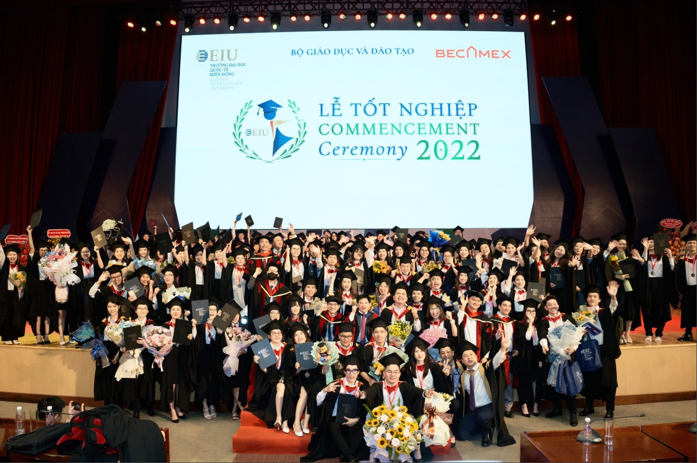Sinh viên Trường Đại học Quốc tế miền Đông ra trường giỏi tiếng Anh - Ảnh 2. Sinh viên Trường Đại học Quốc tế miền Đông ra trường giỏi tiếng Anh - Ảnh 2.