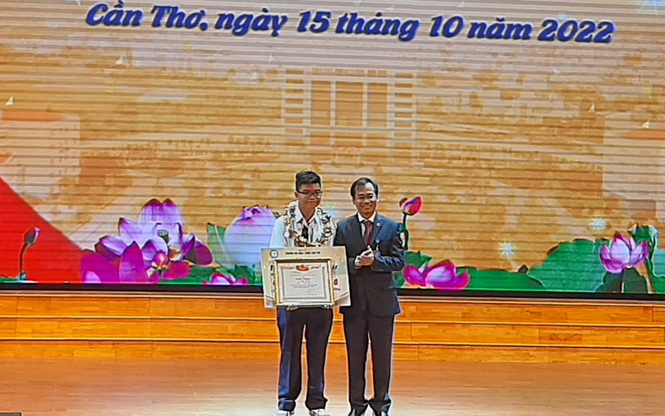 Tân thủ khoa Trường đại học Y dược Cần Thơ được tặng thưởng một năm học phí