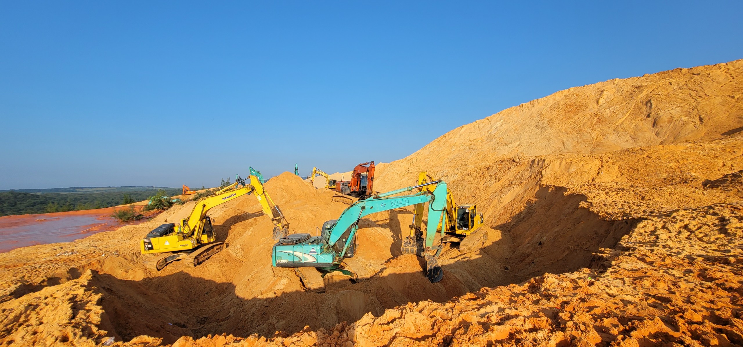 Sập mỏ titan, 4 công nhân bị chôn vùi - Ảnh 1. Sập mỏ titan, 4 công nhân bị chôn vùi - Ảnh 1.