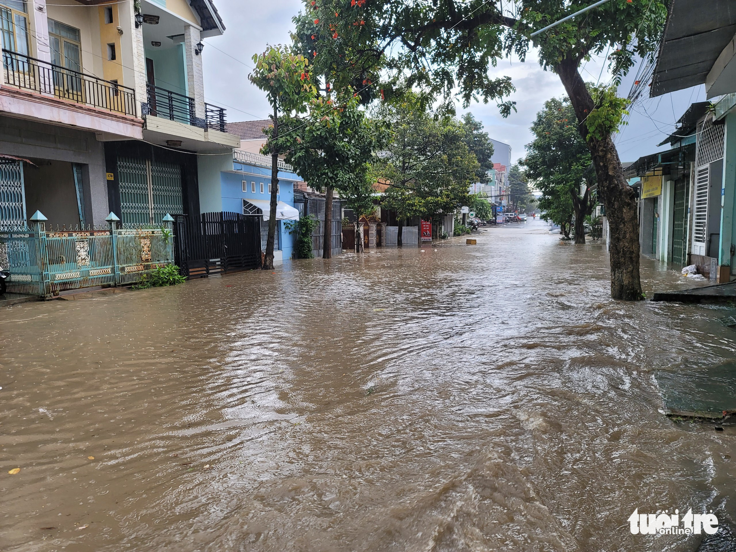 Mưa chỉ hơn 1 giờ nhưng trung tâm TP Kon Tum ngập sâu - Ảnh 2. Mưa chỉ hơn 1 giờ nhưng trung tâm TP Kon Tum ngập sâu - Ảnh 2.