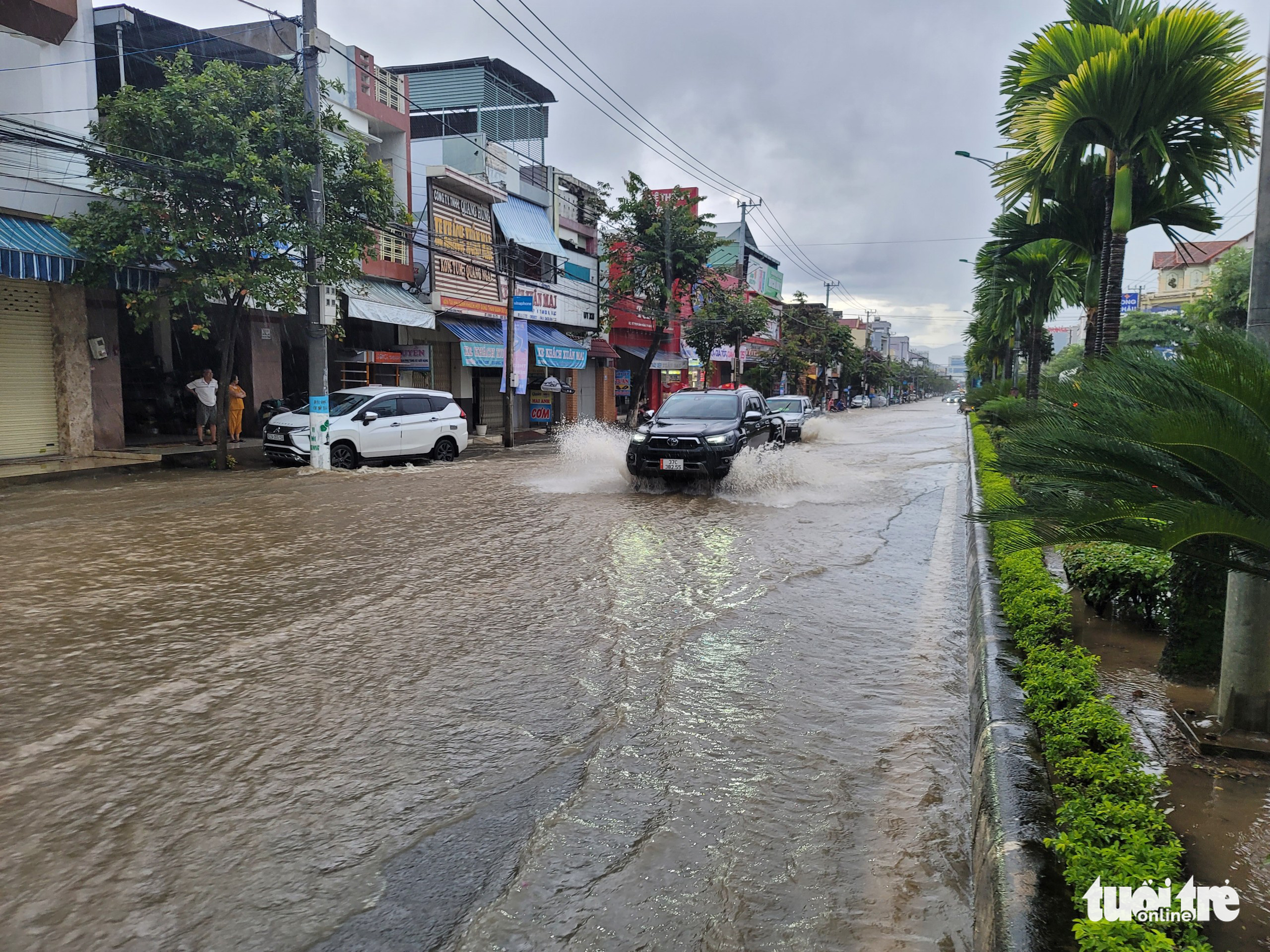 Mưa chỉ hơn 1 giờ nhưng trung tâm TP Kon Tum ngập sâu - Ảnh 4. Mưa chỉ hơn 1 giờ nhưng trung tâm TP Kon Tum ngập sâu - Ảnh 4.
