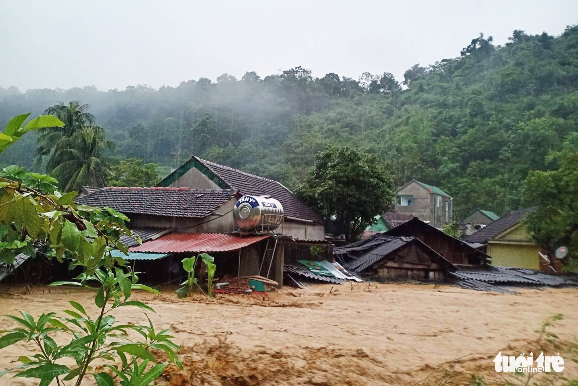 Lũ quét ở huyện biên giới Nghệ An cuốn trôi nhiều ô tô, nhà dân bị đổ sập - Ảnh 4. Lũ quét ở huyện biên giới Nghệ An cuốn trôi nhiều ô tô, nhà dân bị đổ sập - Ảnh 4.