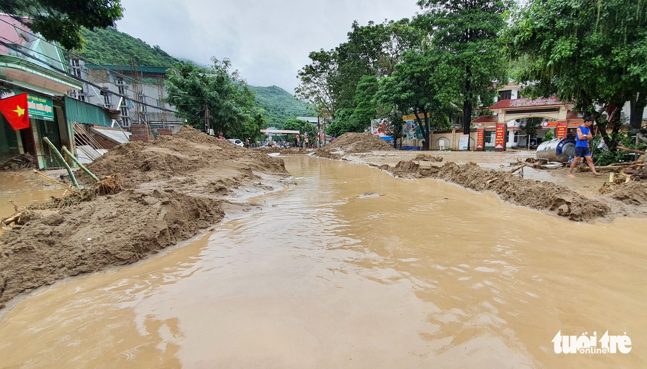 Lũ quét làm trôi ô tô, tràn đất đá vào ngân hàng, nhà cửa - Ảnh 6. Lũ quét làm trôi ô tô, tràn đất đá vào ngân hàng, nhà cửa - Ảnh 6.