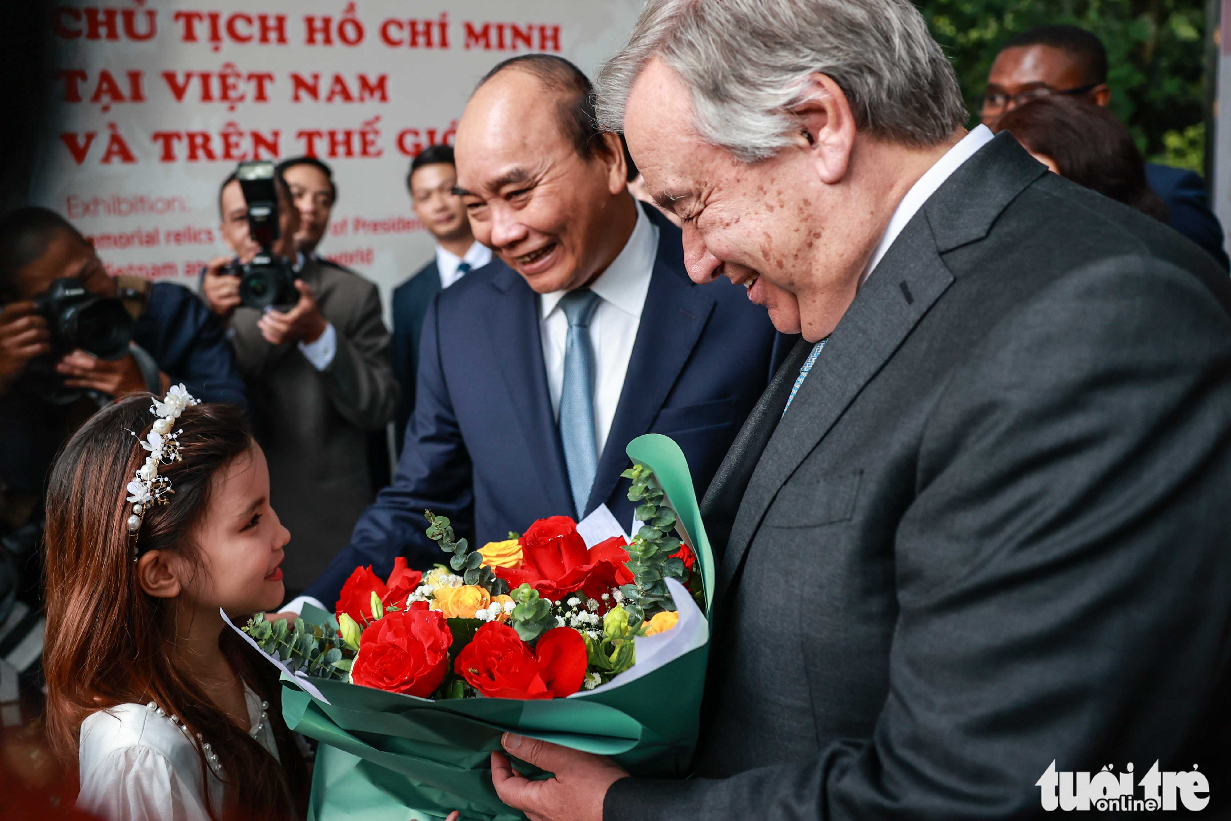 Tổng thư ký Liên Hiệp Quốc Antonio Guterres thăm nhà sàn Bác Hồ - Ảnh 5.